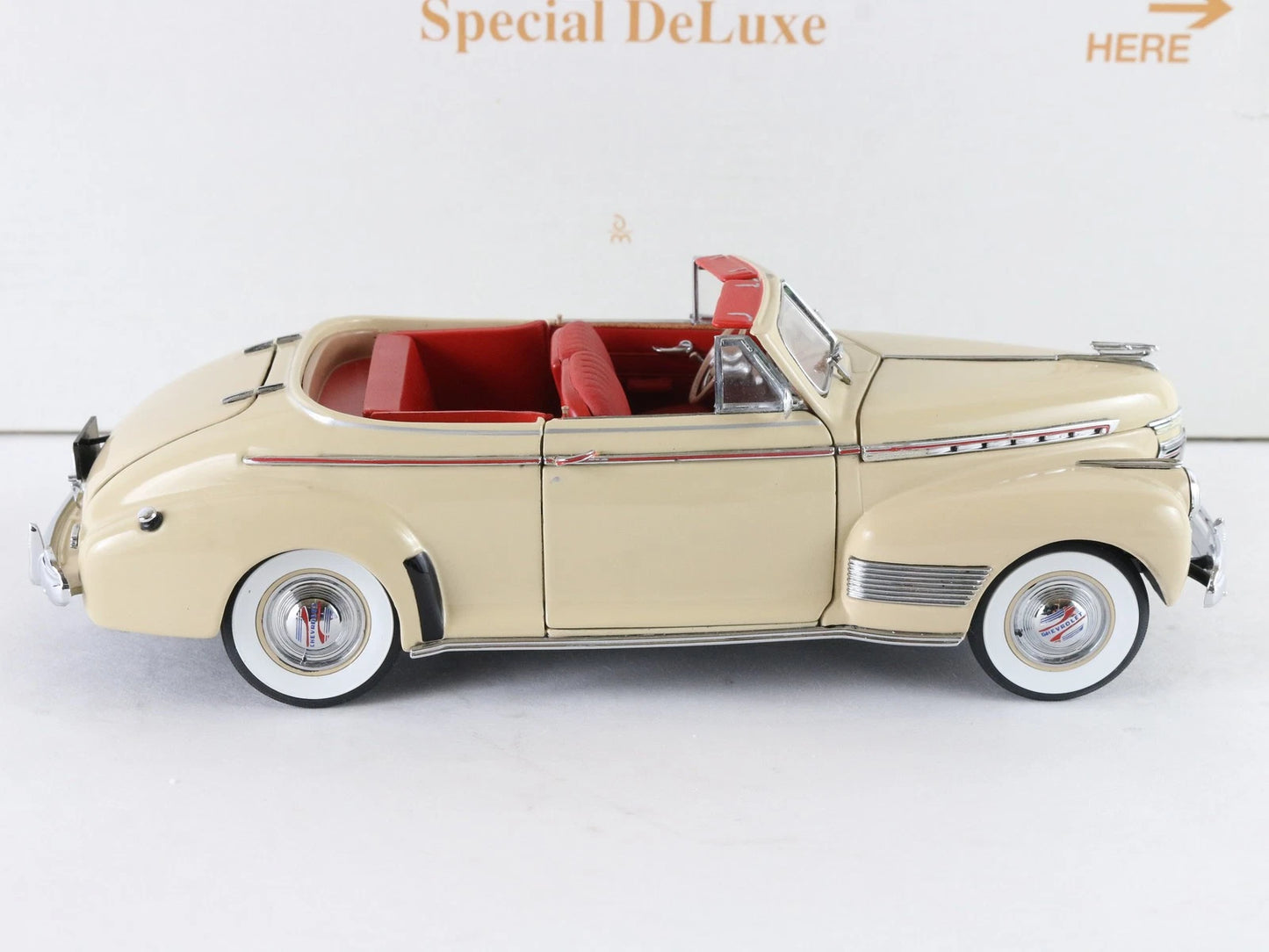 1941 Chevrolet Special Deluxe Convertible Cameo Cream Danbury Mint 1:24 Diecast