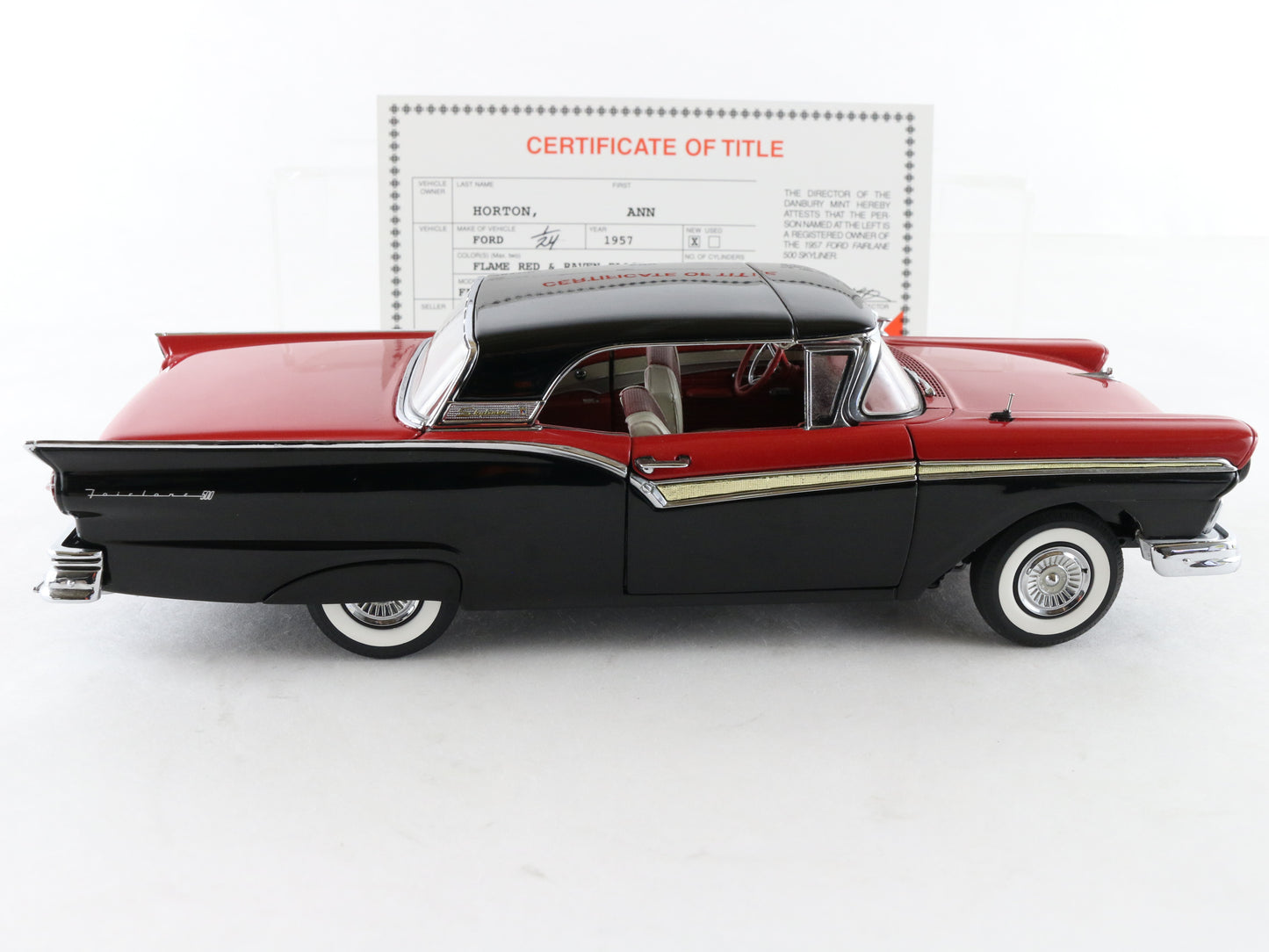 1957 Ford Fairlane 500 Skyliner Red Black Danbury Mint 1:24 Model Car