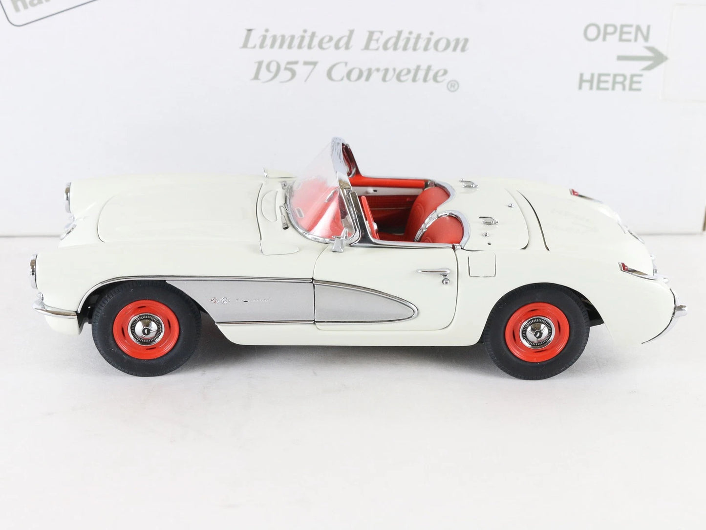 1957 Chevy Corvette Roadster Limited White Silver Danbury Mint 1:24 Diecast 2678