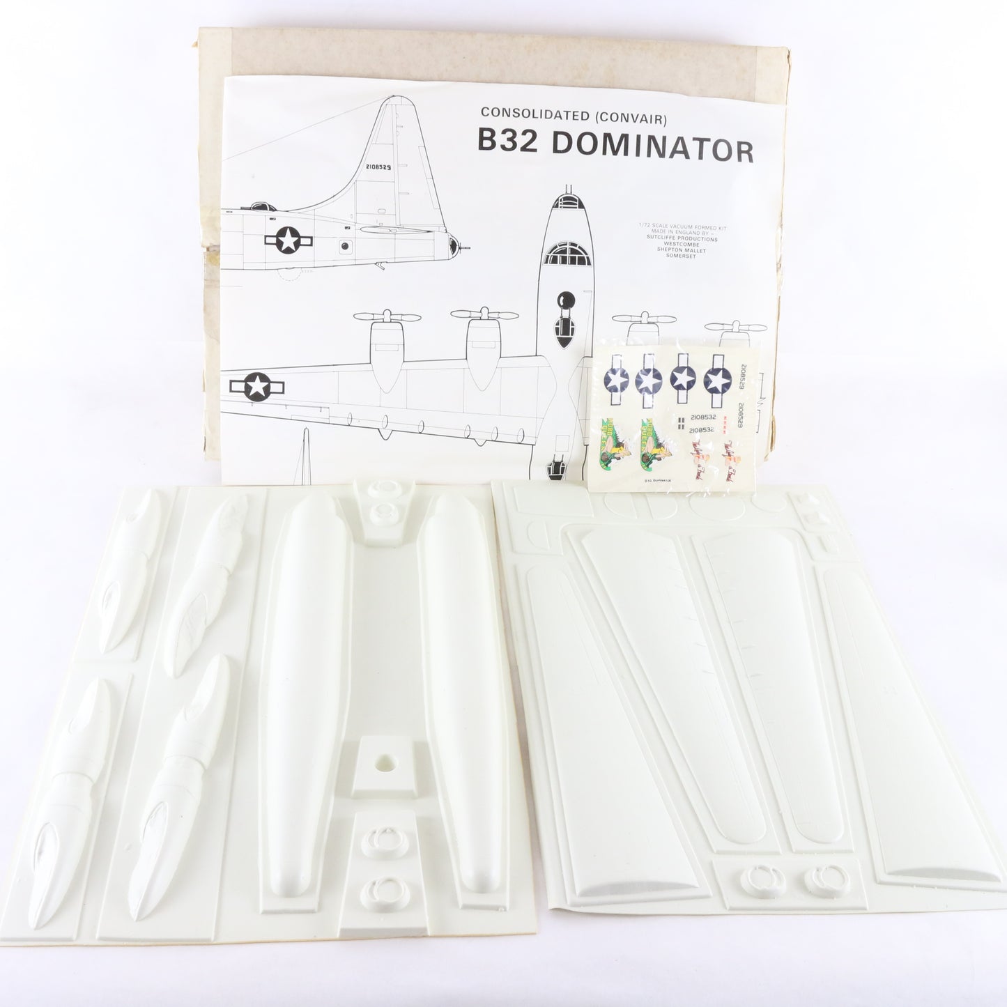 Convair B32 Dominator Heavy Bomber Contrail Model Aircraft 1:72 Plane Kit