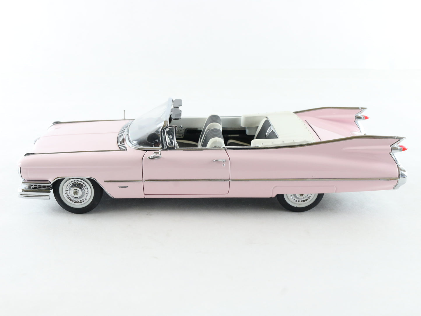 1959 Cadillac Series 62 Convertible Pink Danbury Mint 1:24 Model Car