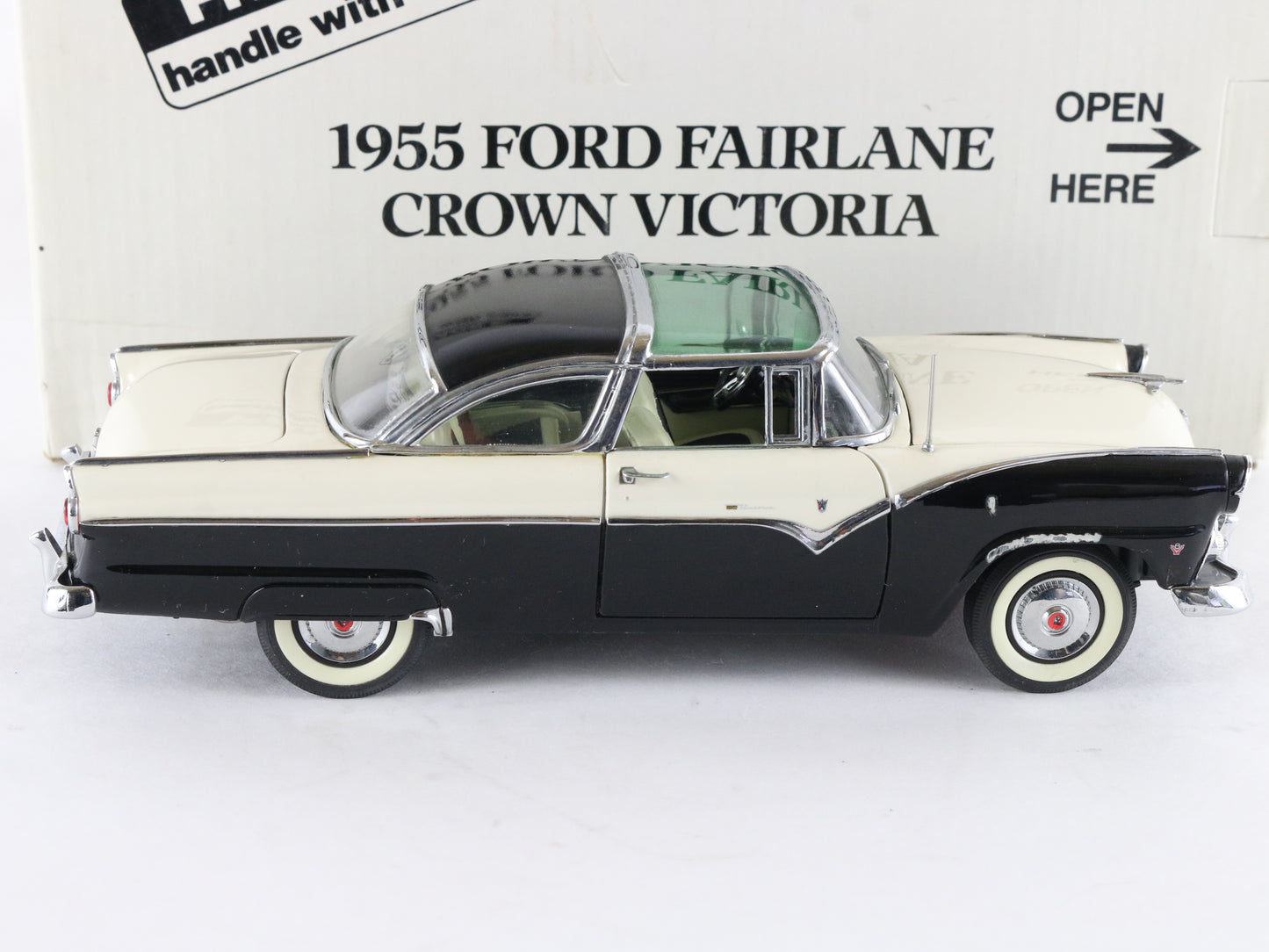 1955 Ford Fairlane Crown Victoria Black White Danbury Mint 1:24 Diecast Model