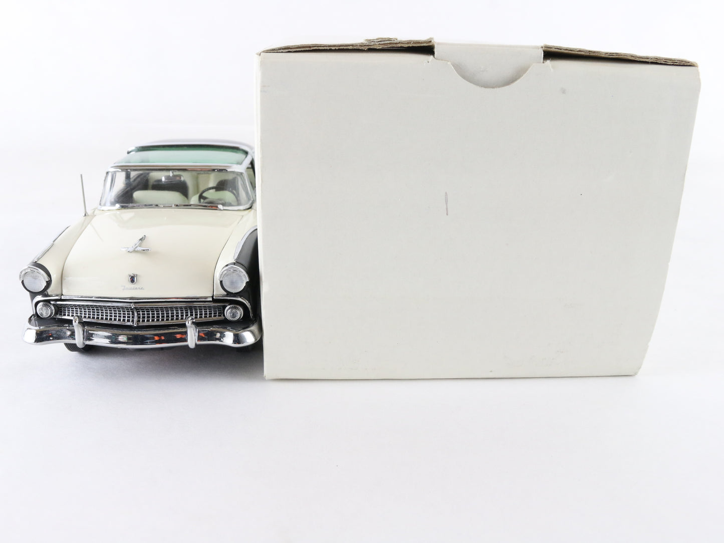 1955 Ford Fairlane Crown Victoria Danbury Mint 1:24 White Black Diecast Model