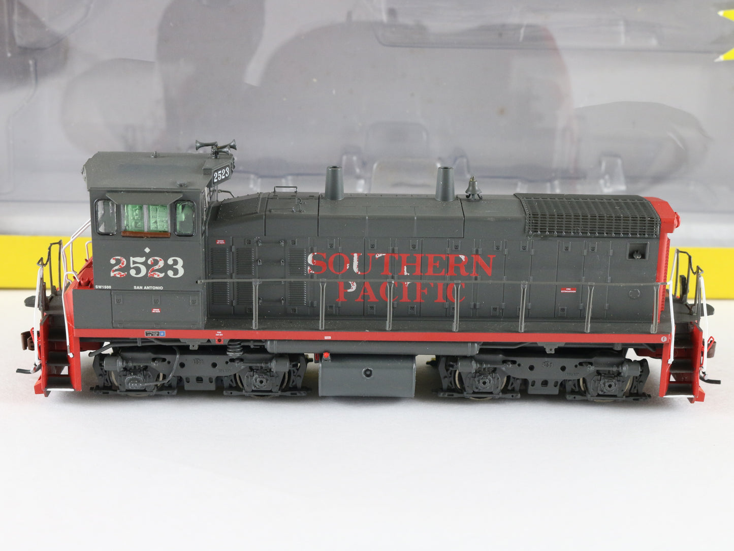 Athearn HO 96682 Southern Pacific 2523 SW1500 Worn Red Lettering Diesel Loco