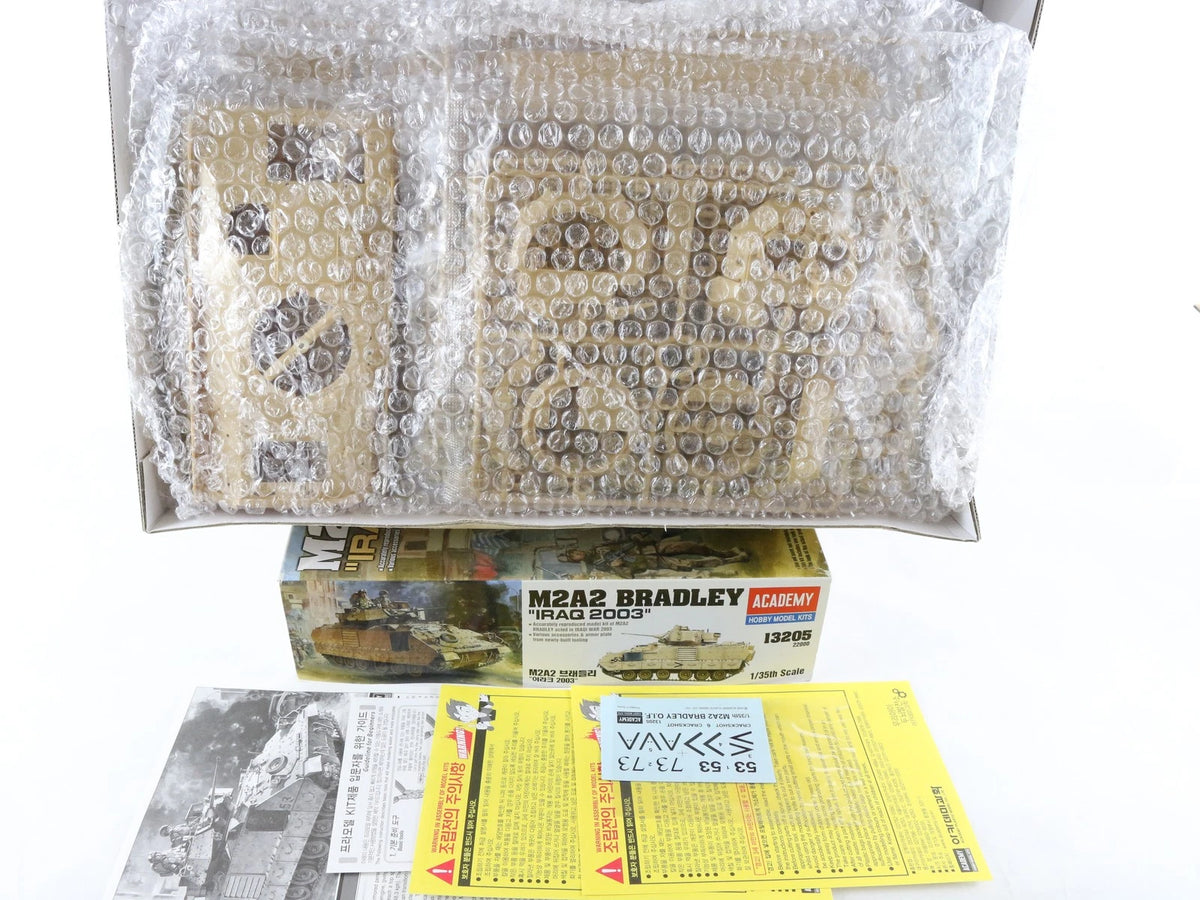 M2A2 Bradley Fighting Vehicle Iraq 2003 BAE Academy 1:35 13205 Military Kit