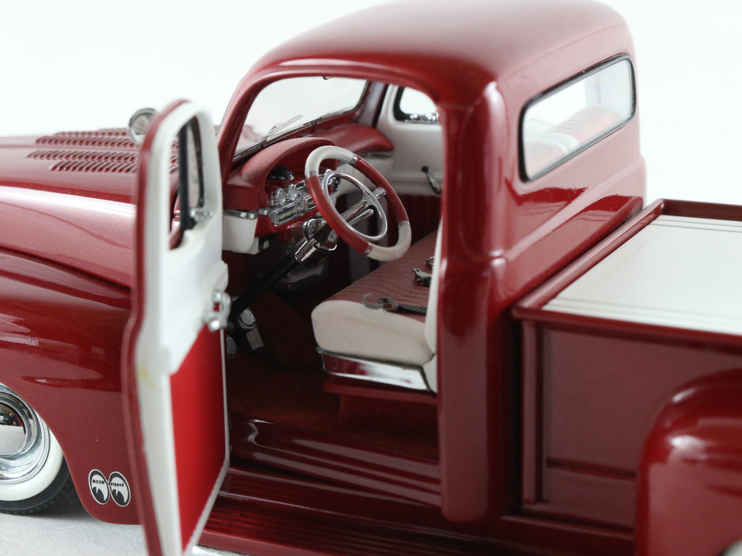 1951 Ford F1 Custom Pickup Truck Red & White Danbury Mint 1:24 Model