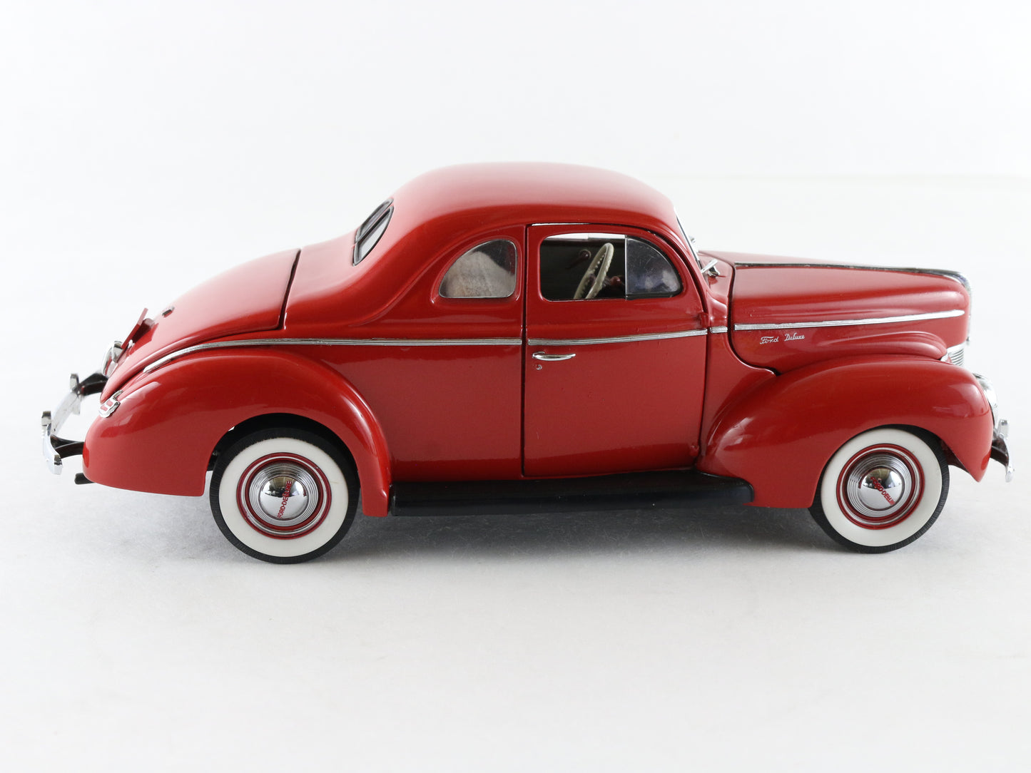1940 Ford Deluxe Coupe Red Danbury Mint 1:24 Model Car