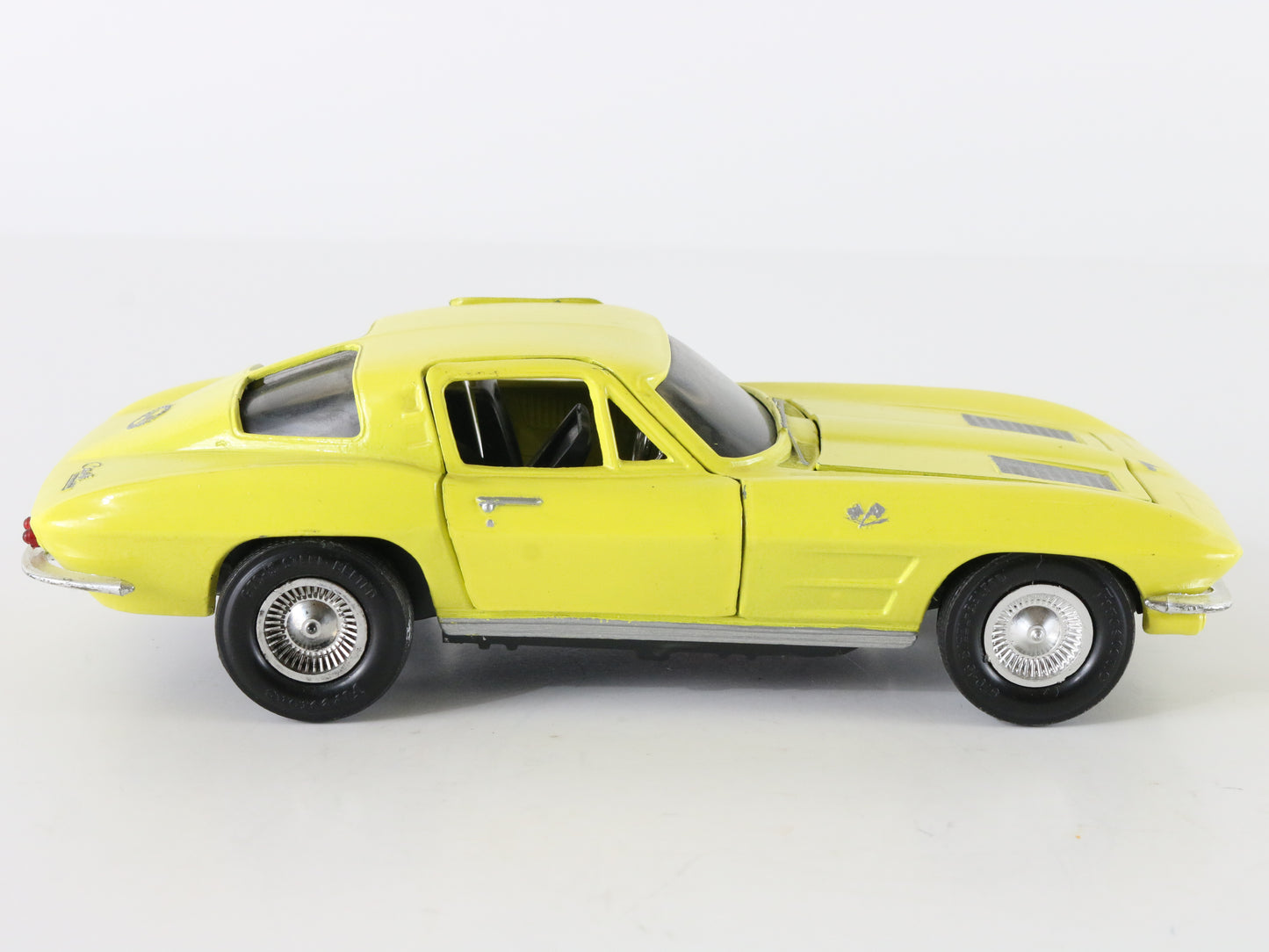 Corvette Stingray Yellow Ertl 1:24 Metal Model Car 1172w