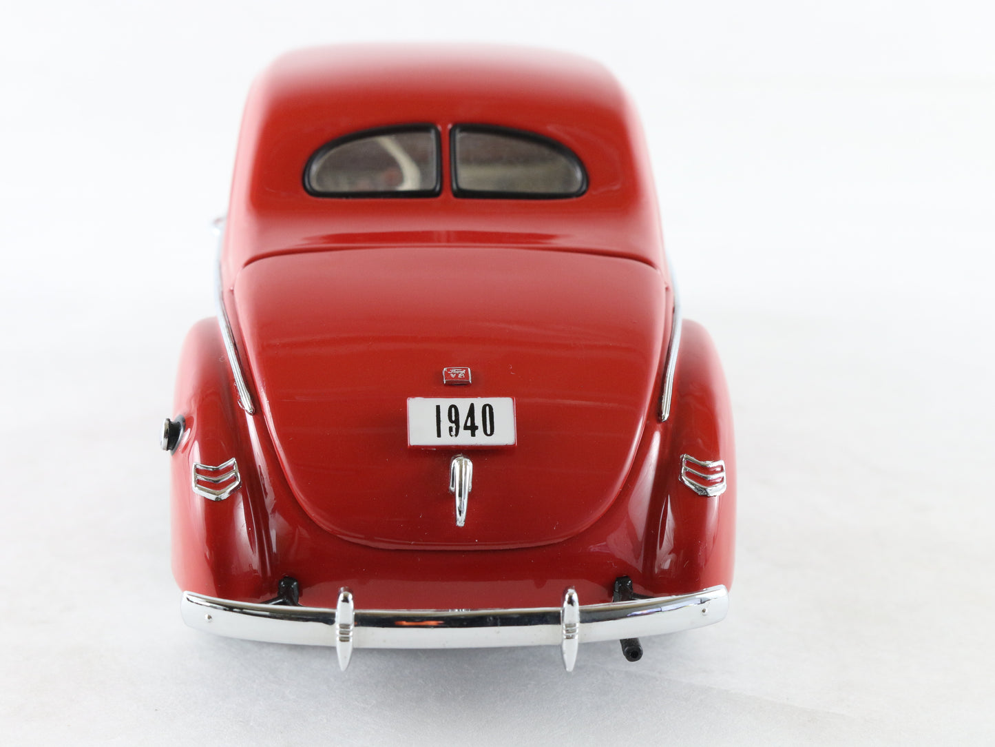 1940 Ford Deluxe Coupe Red Danbury Mint 1:24 Model Car