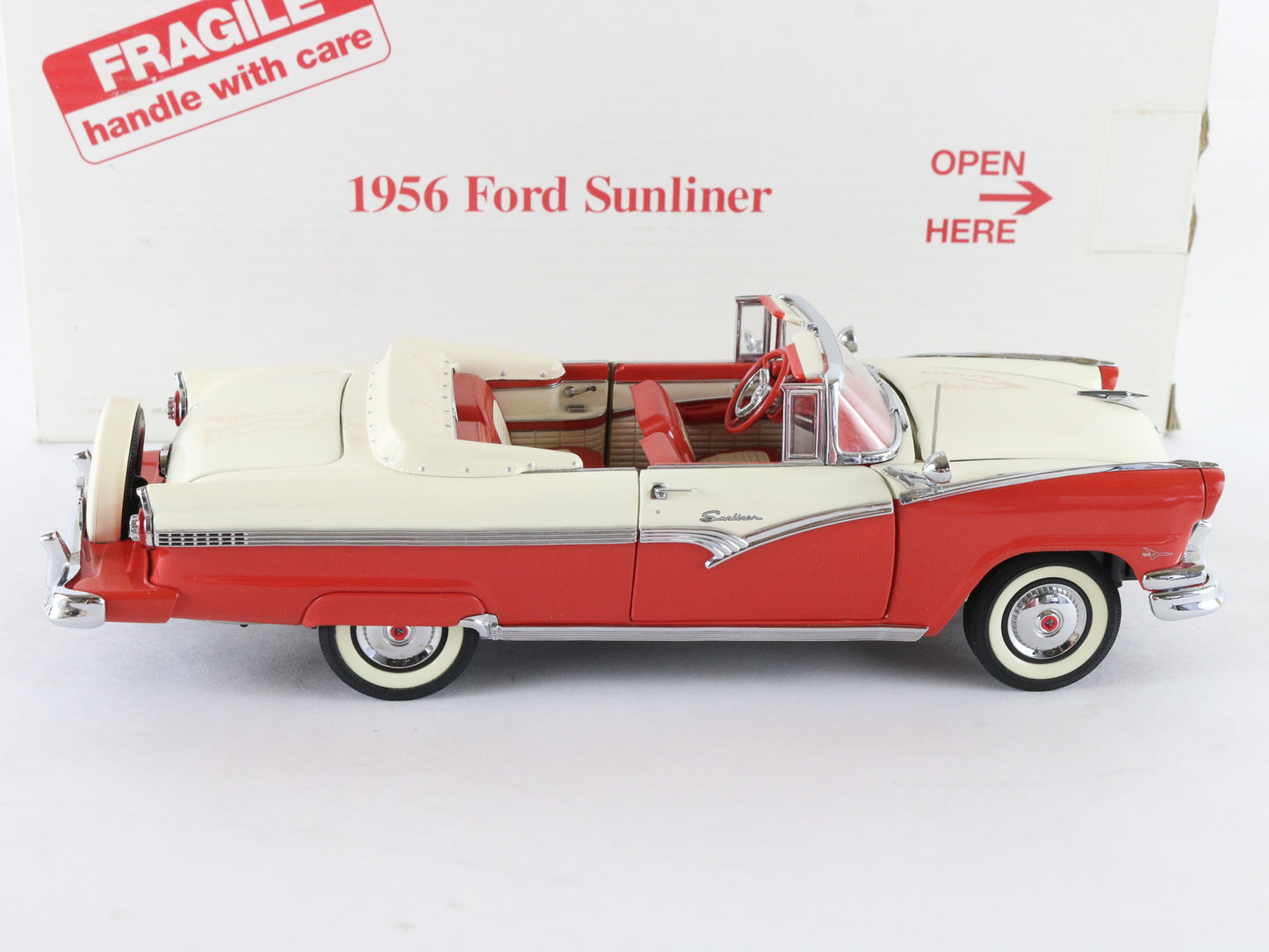 1956 Ford Fairlane Sunliner Convertible Red White Classic Danbury 1:24 Diecast