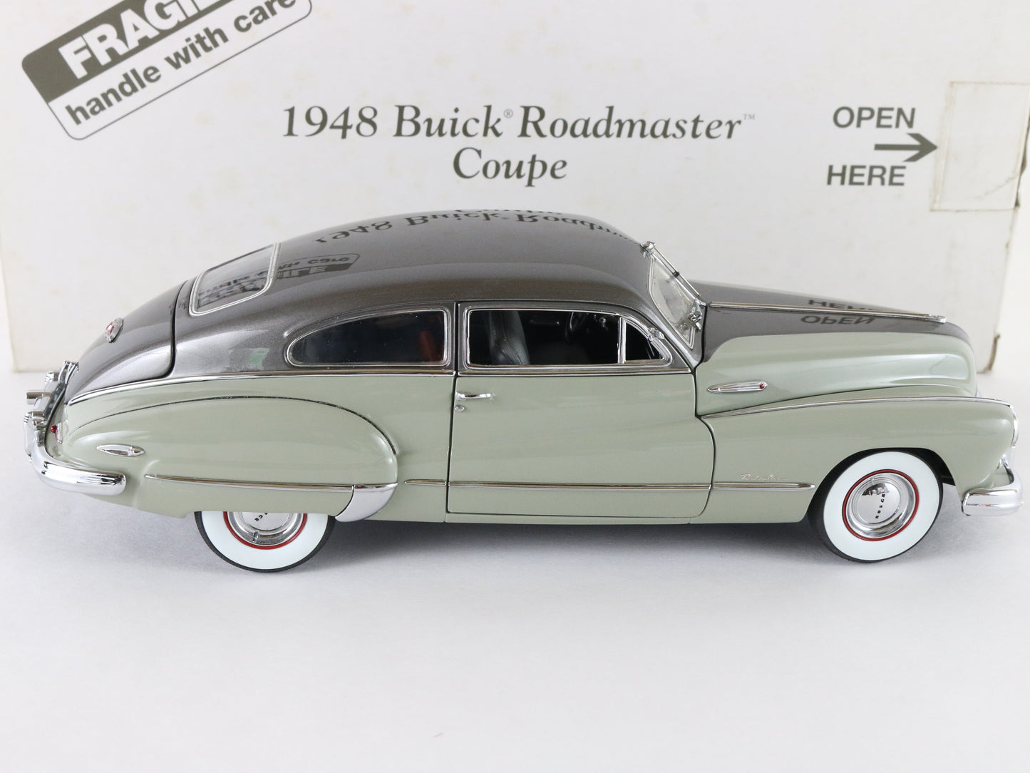1948 Buick Roadmaster Coupe Green Gray Danbury Mint 1:24 Diecast Model Car