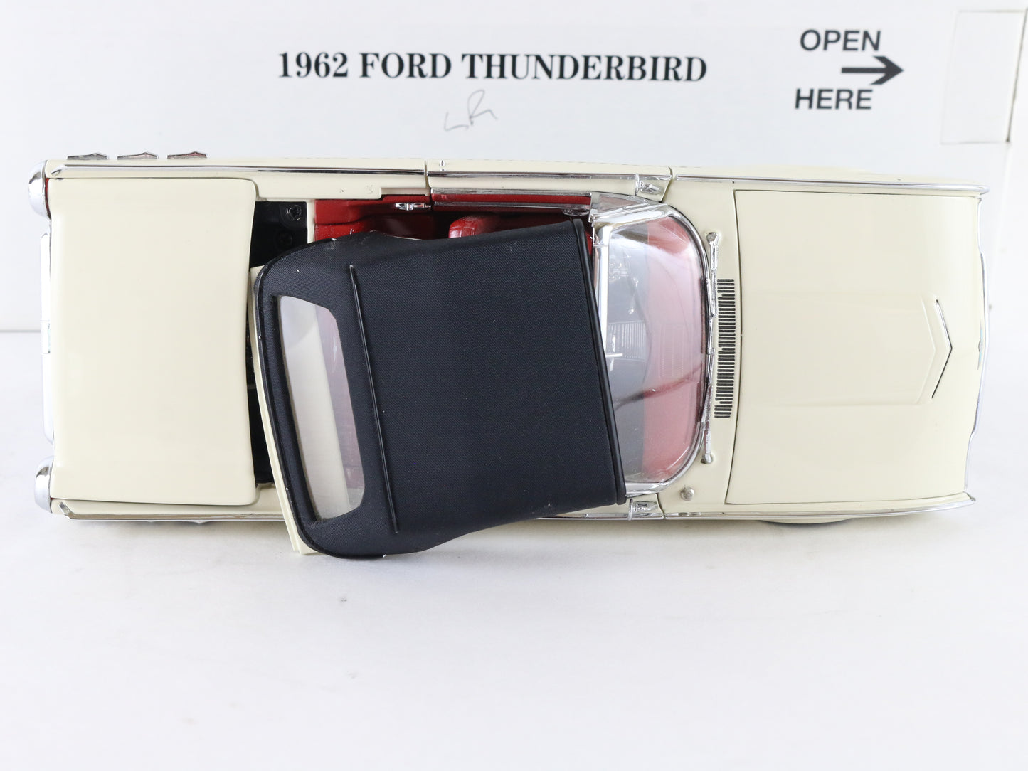 1962 Ford Thunderbird Sports Roadster White Danbury Mint 1:24 Diecast Model