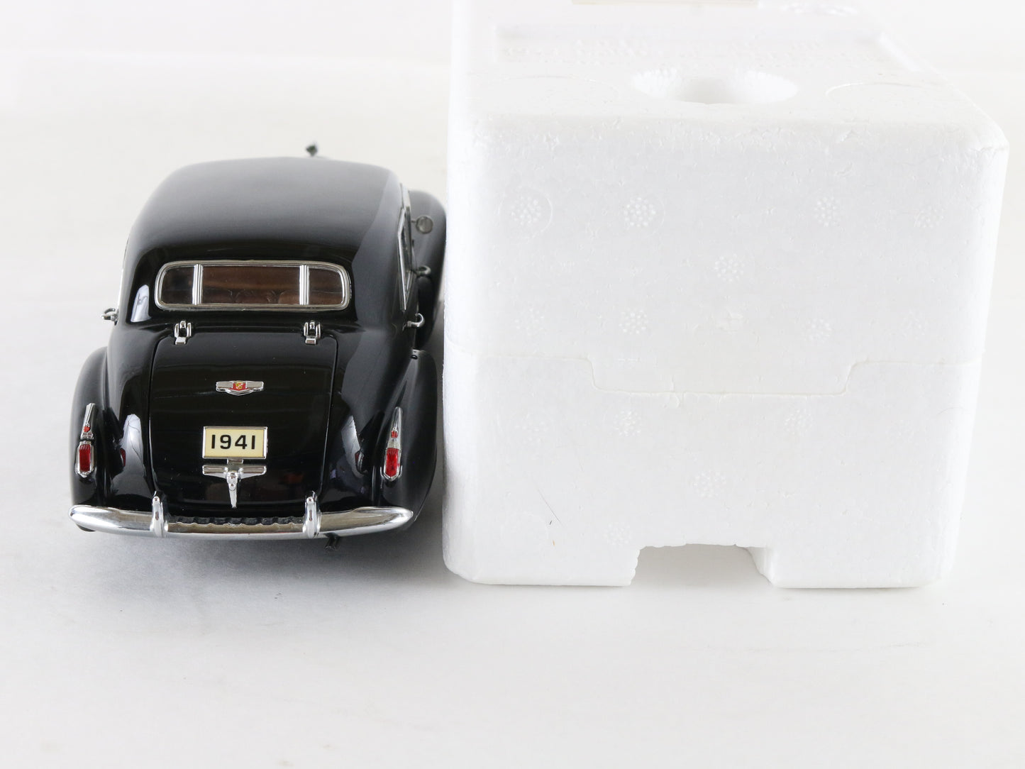 1941 Cadillac Fleetwood Series 60 Special Black Danbury Mint 1:24 Diecast Model