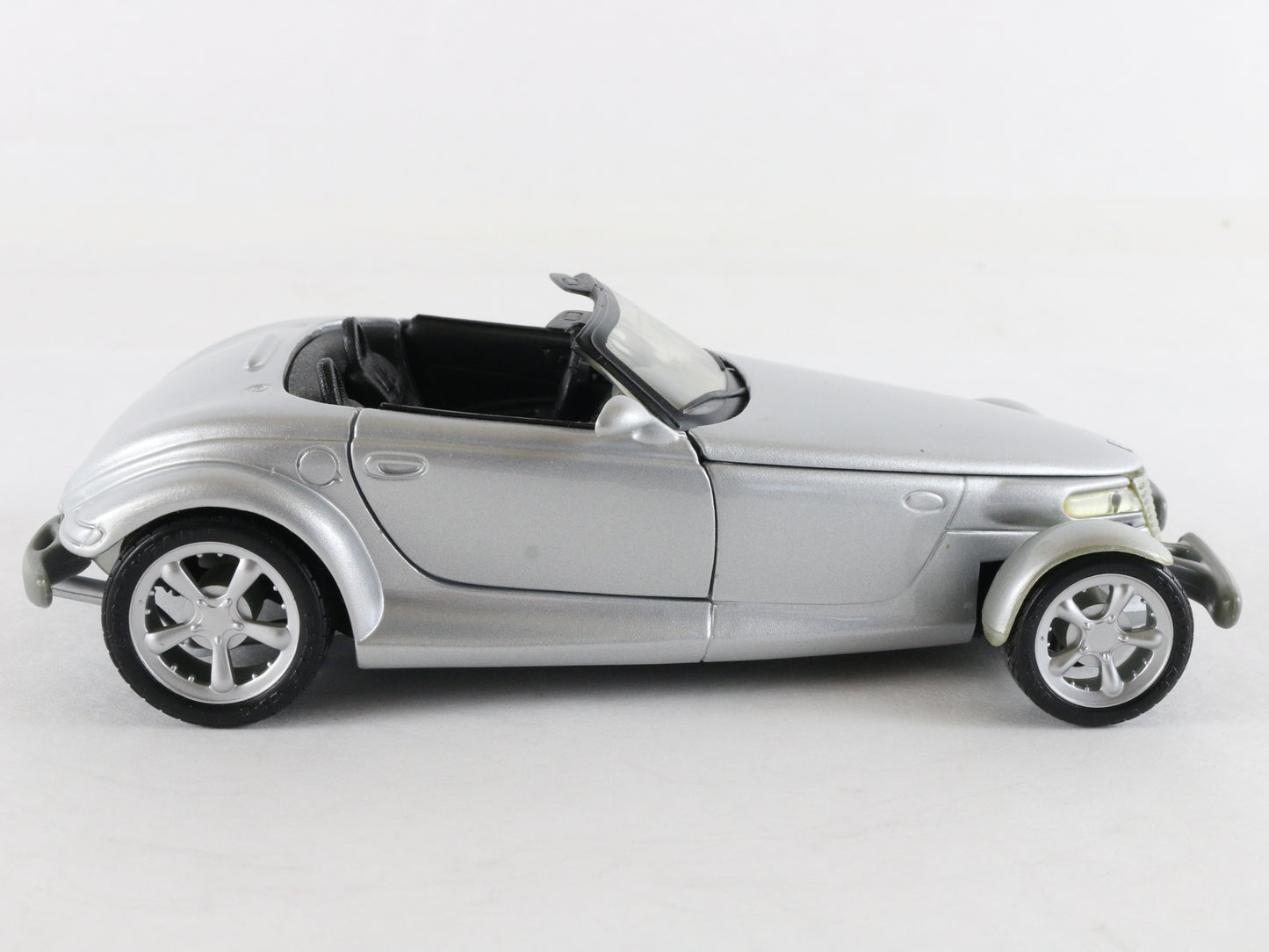 Plymouth Prowler Convertible Maisto 1:24 Silver Diecast Model Car