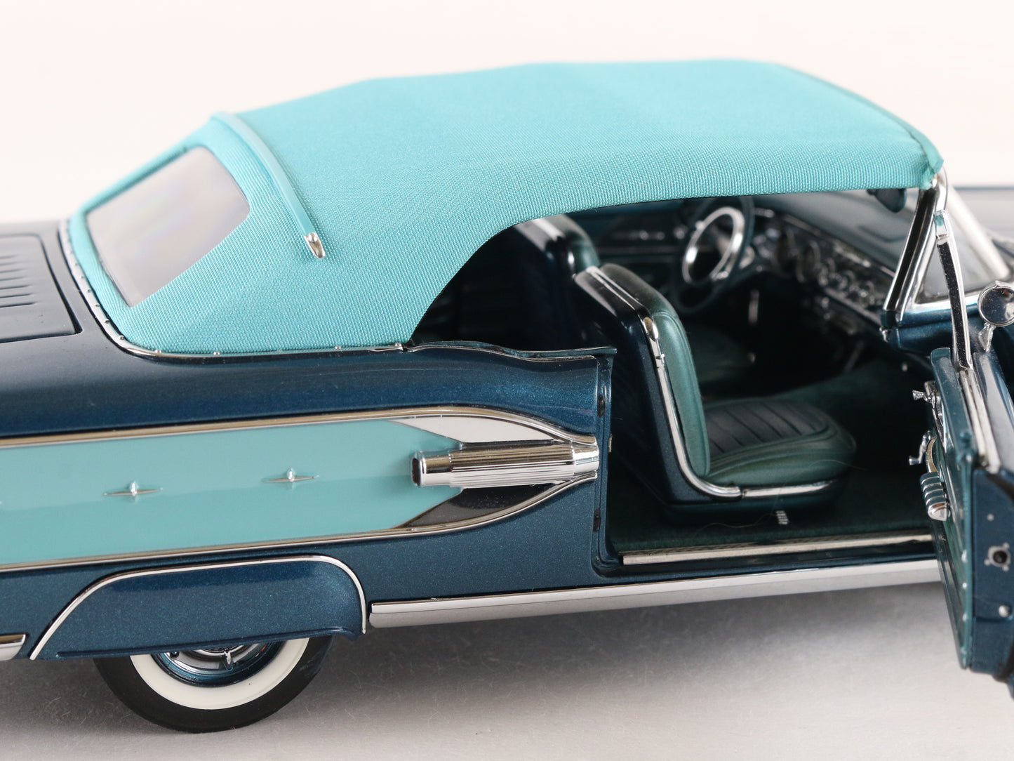 1958 Pontiac Bonneville Convertible Turquoise Danbury Mint 1:24 Model Car