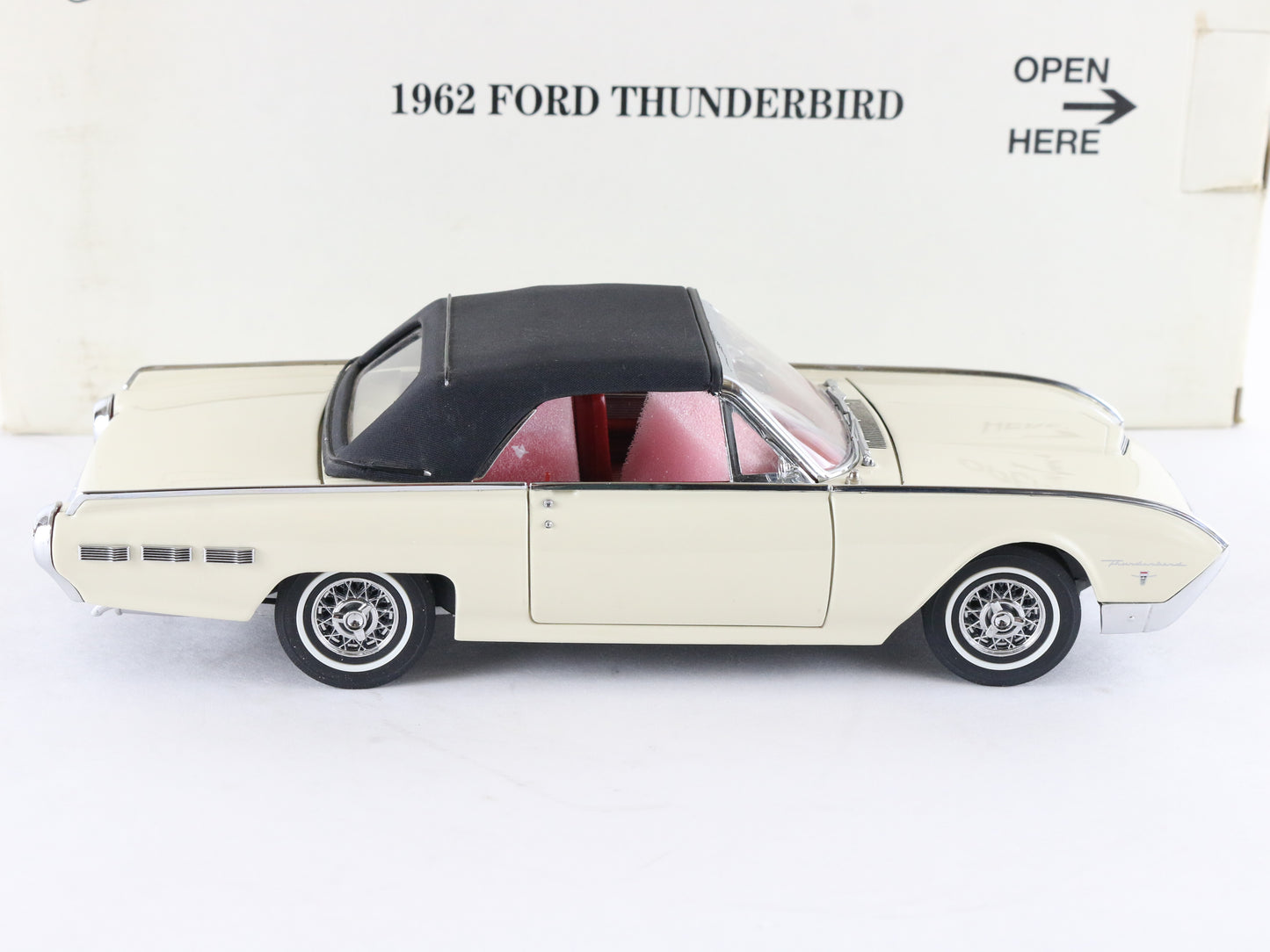1962 Ford Thunderbird White Black Danbury Mint 1:24 Diecast Model Car