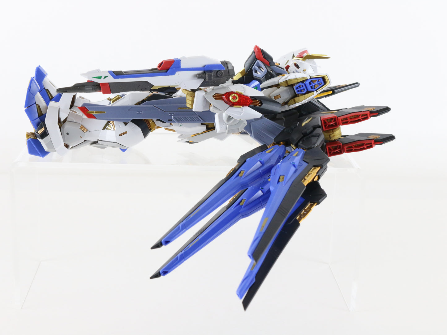 Gundam MG ZGMF-x10a Freedom Zaft Mobile Suit 1:100 Model Figure W/ Decals