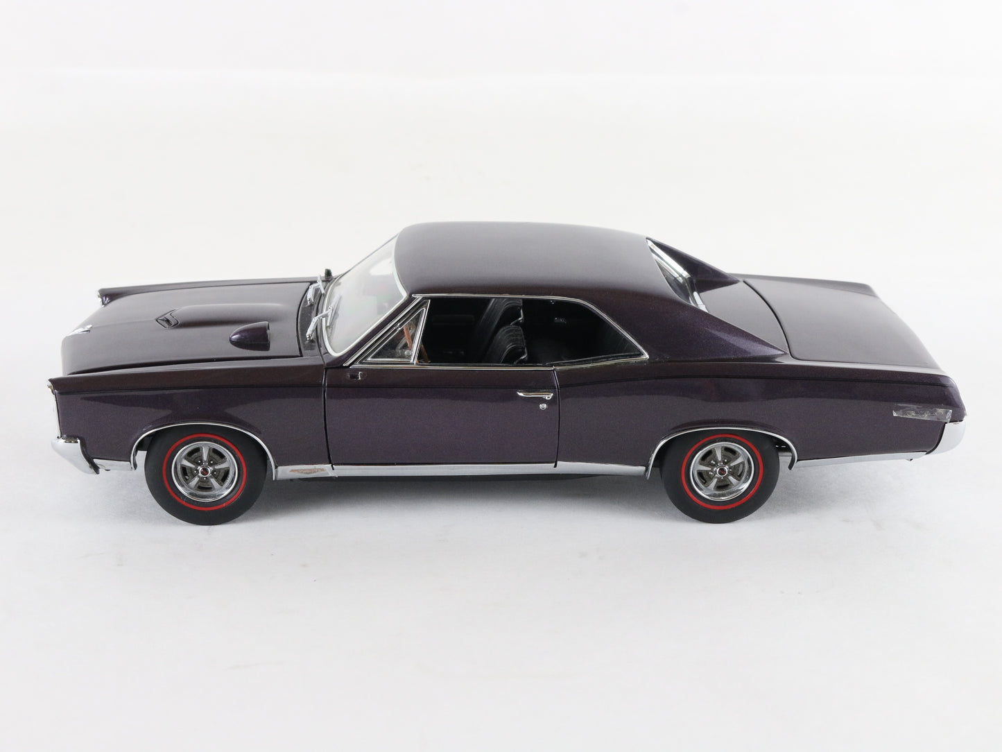 1967 Pontiac GTO Hardtop Plum Mist Purple Danbury Mint 1:24 Diecast Model Car