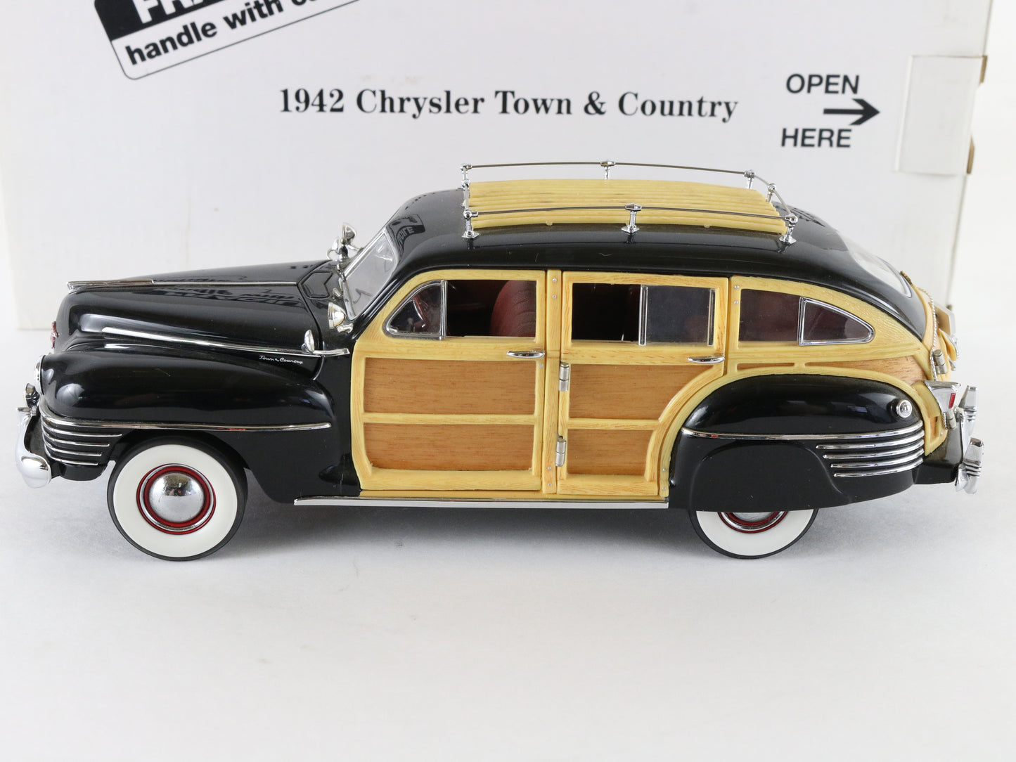 1942 Chrysler Town & Country Black Wood Panel Danbury Mint 1:24 Diecast Model