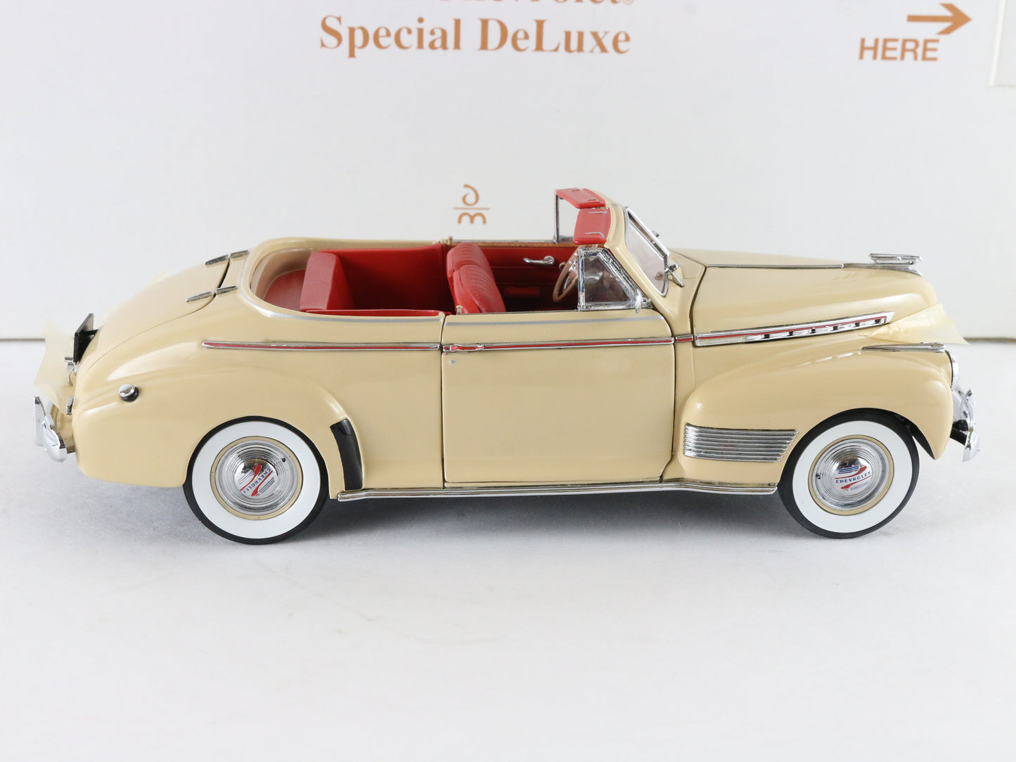 1941 Chevrolet Special Deluxe Convertible Tan Red Danbury Mint 1:24 Diecast