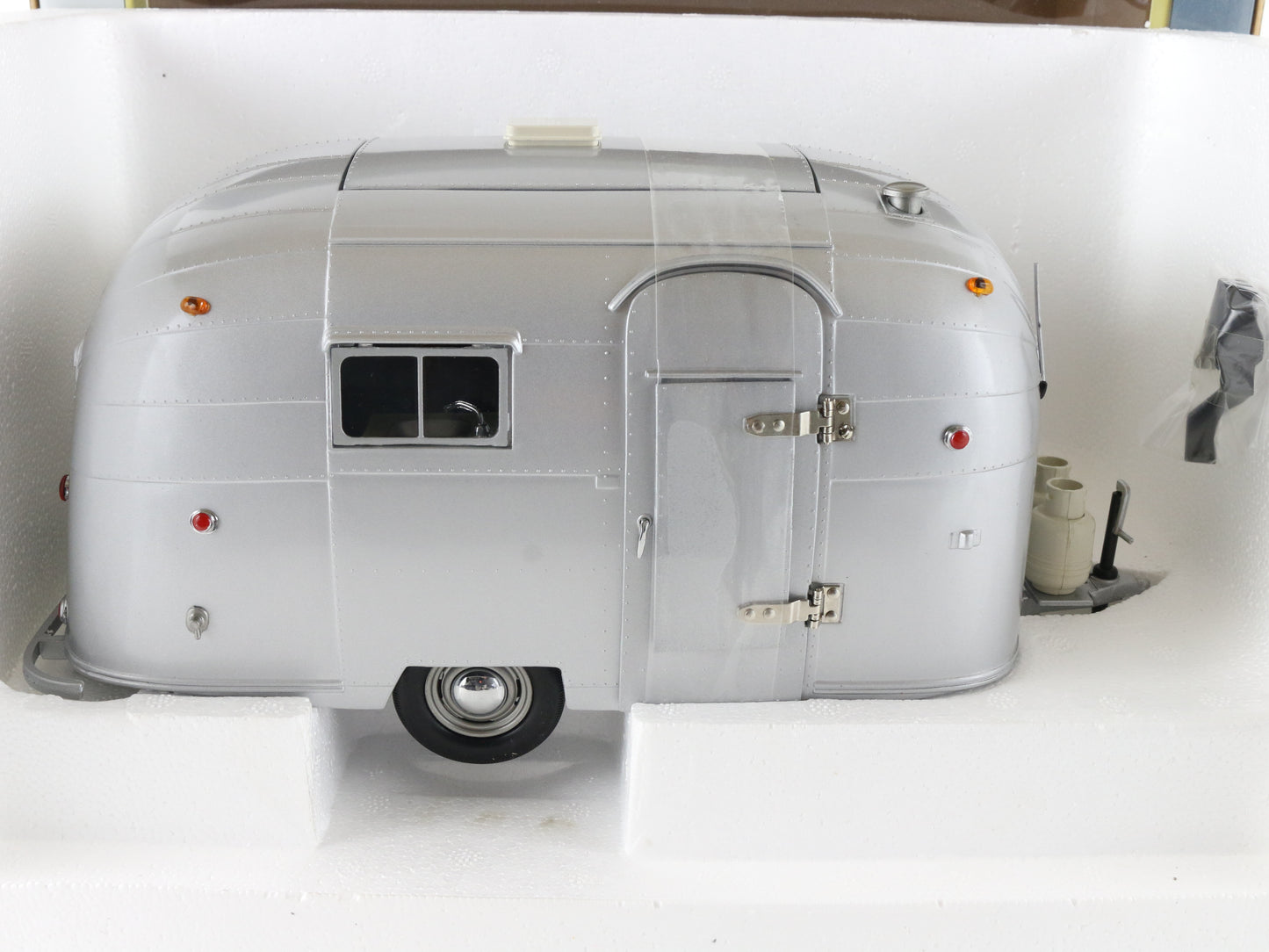 Airstream Trailer Silver Motor City Classics 1:18 92005 Diecast Metal Model