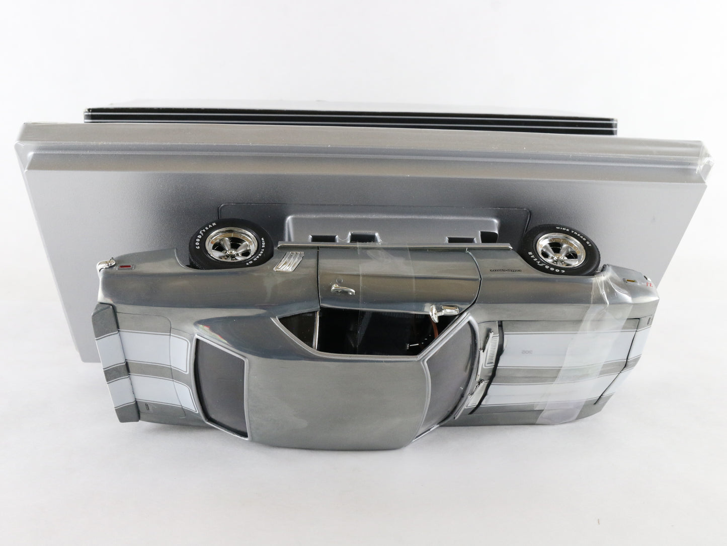 1969 Chevy Camaro Z28 Silver White American Muscle ERTL 1:18 Model Car 39251