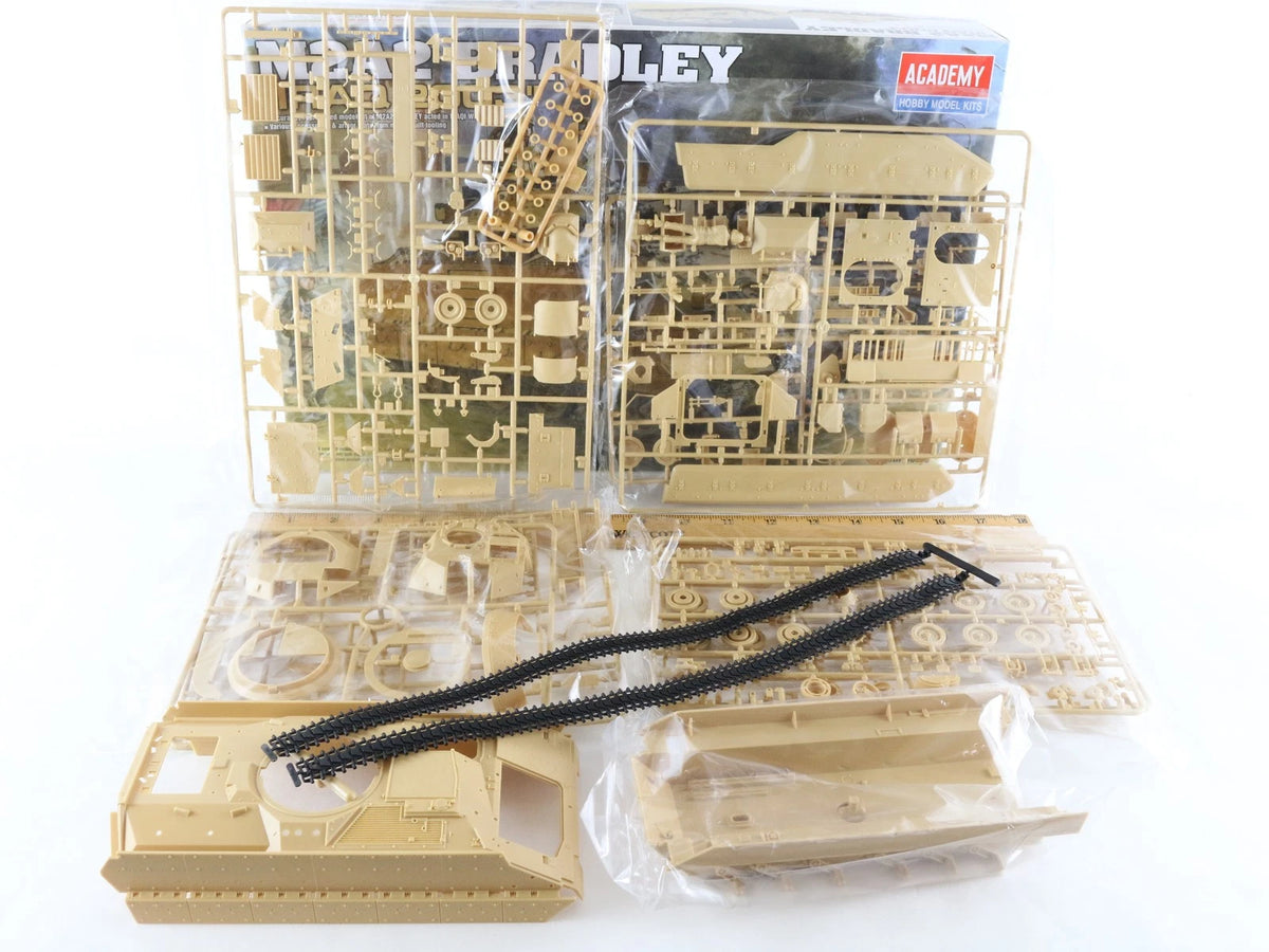 M2A2 Bradley Fighting Vehicle Iraq 2003 BAE Academy 1:35 13205 Military Kit