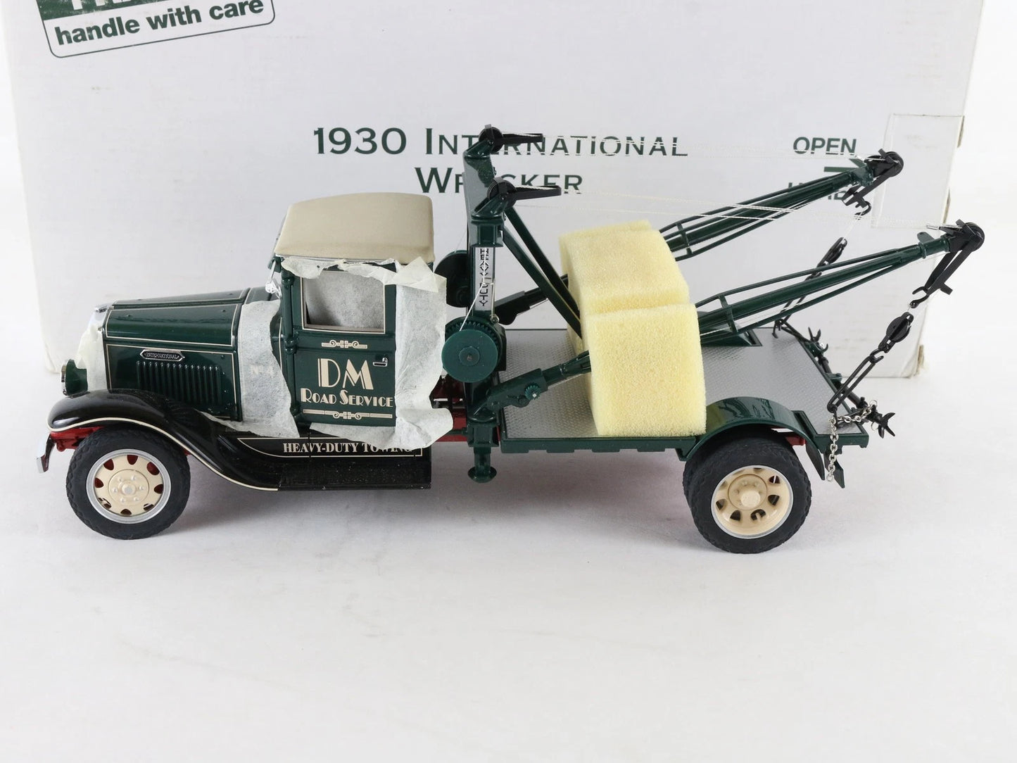 1930 International Wrecker IH A5 Tow Truck Green Danbury Mint 1:24 Scale