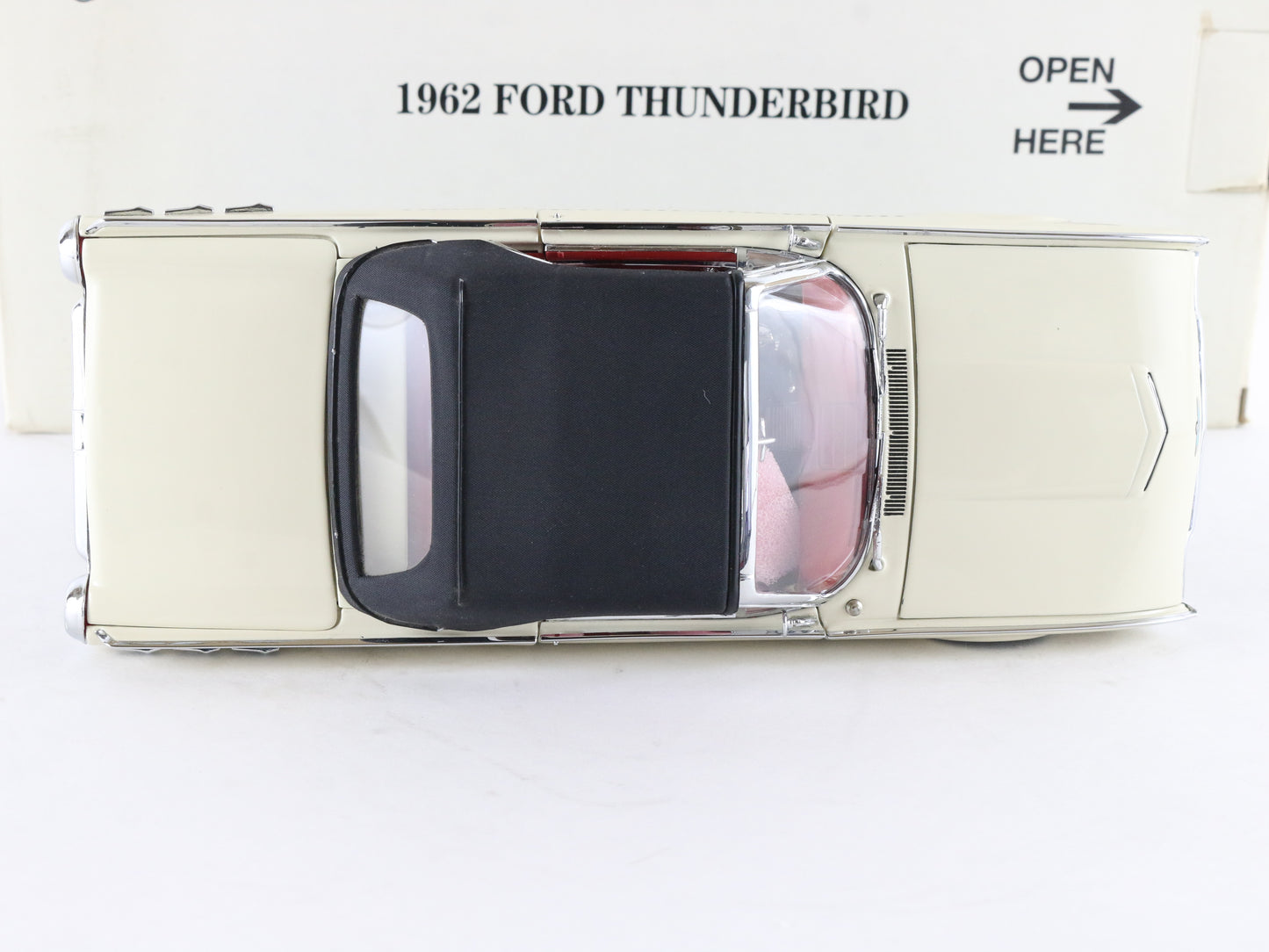 1962 Ford Thunderbird White Black Danbury Mint 1:24 Diecast Model Car
