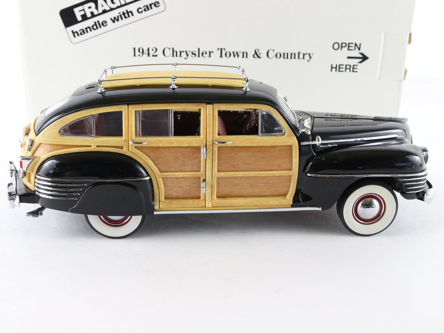 1942 Chrysler Town & Country Black Wood Panel Danbury Mint 1:24 Model Car