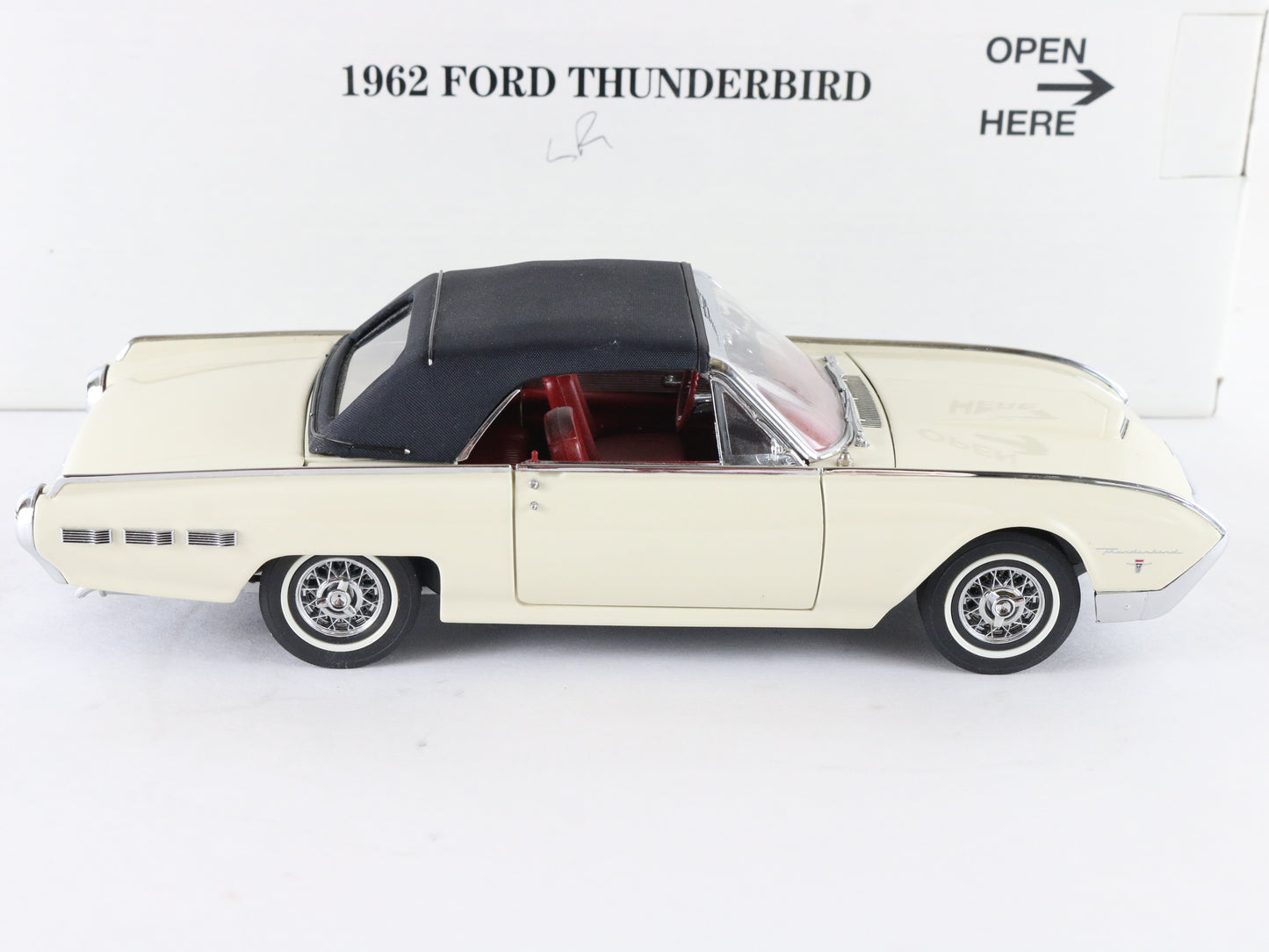 1962 Ford Thunderbird Sports Roadster White Danbury Mint 1:24 Diecast Model