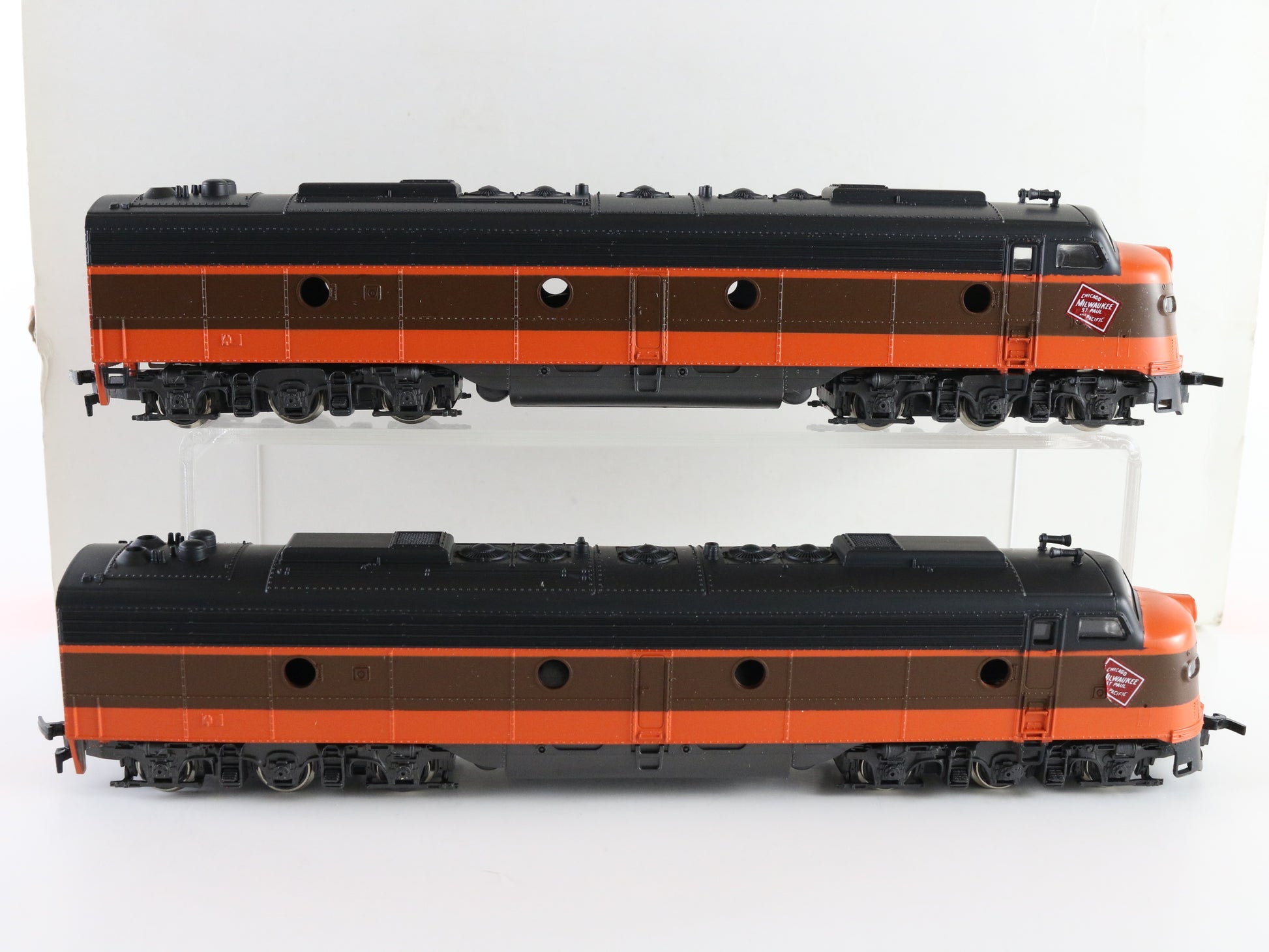 Rivarossi HO Milwaukee Road EMD E8 Diesel Locomotives AA Set