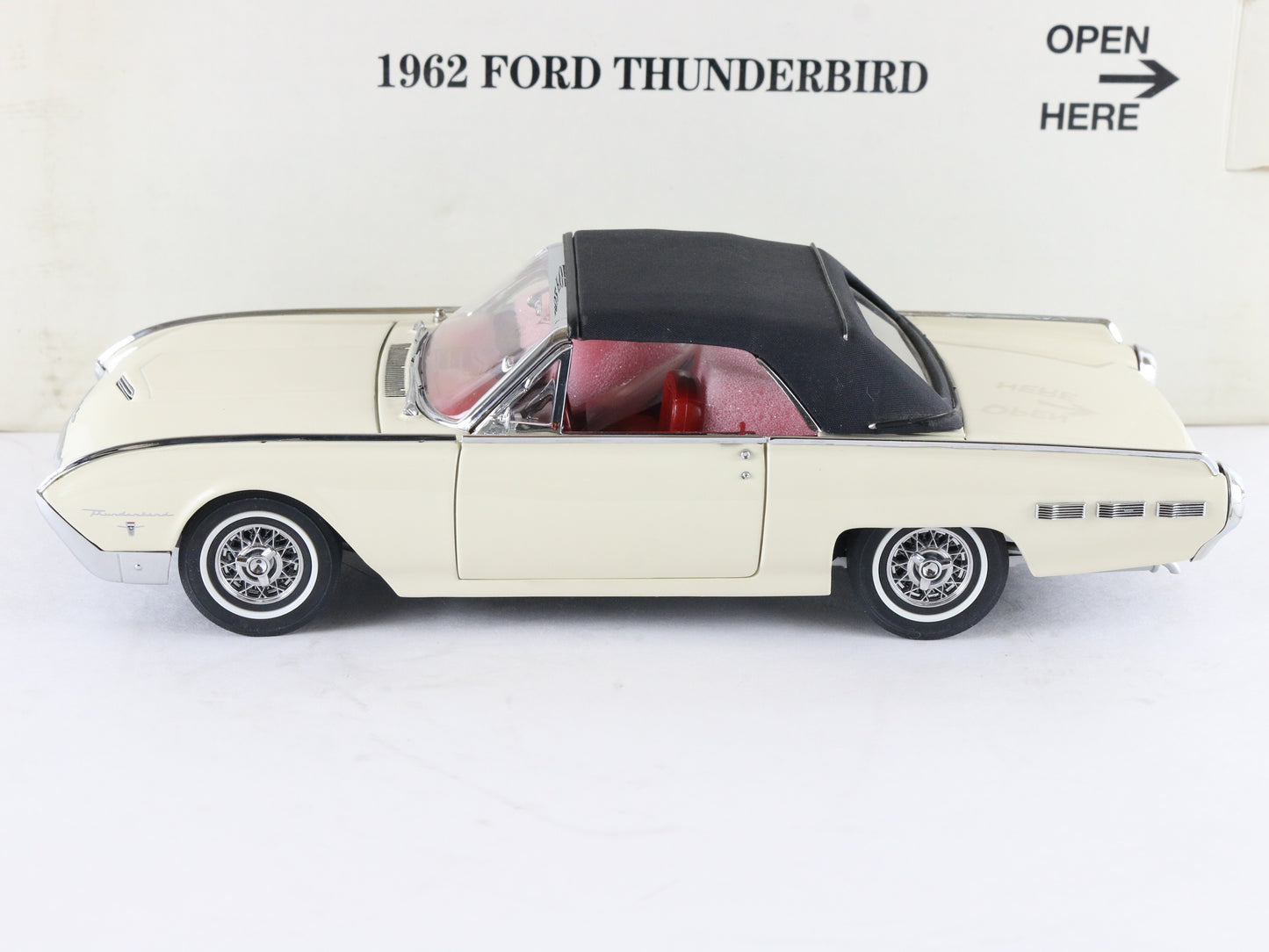 1962 Ford Thunderbird White Black Danbury Mint 1:24 Diecast Model Car