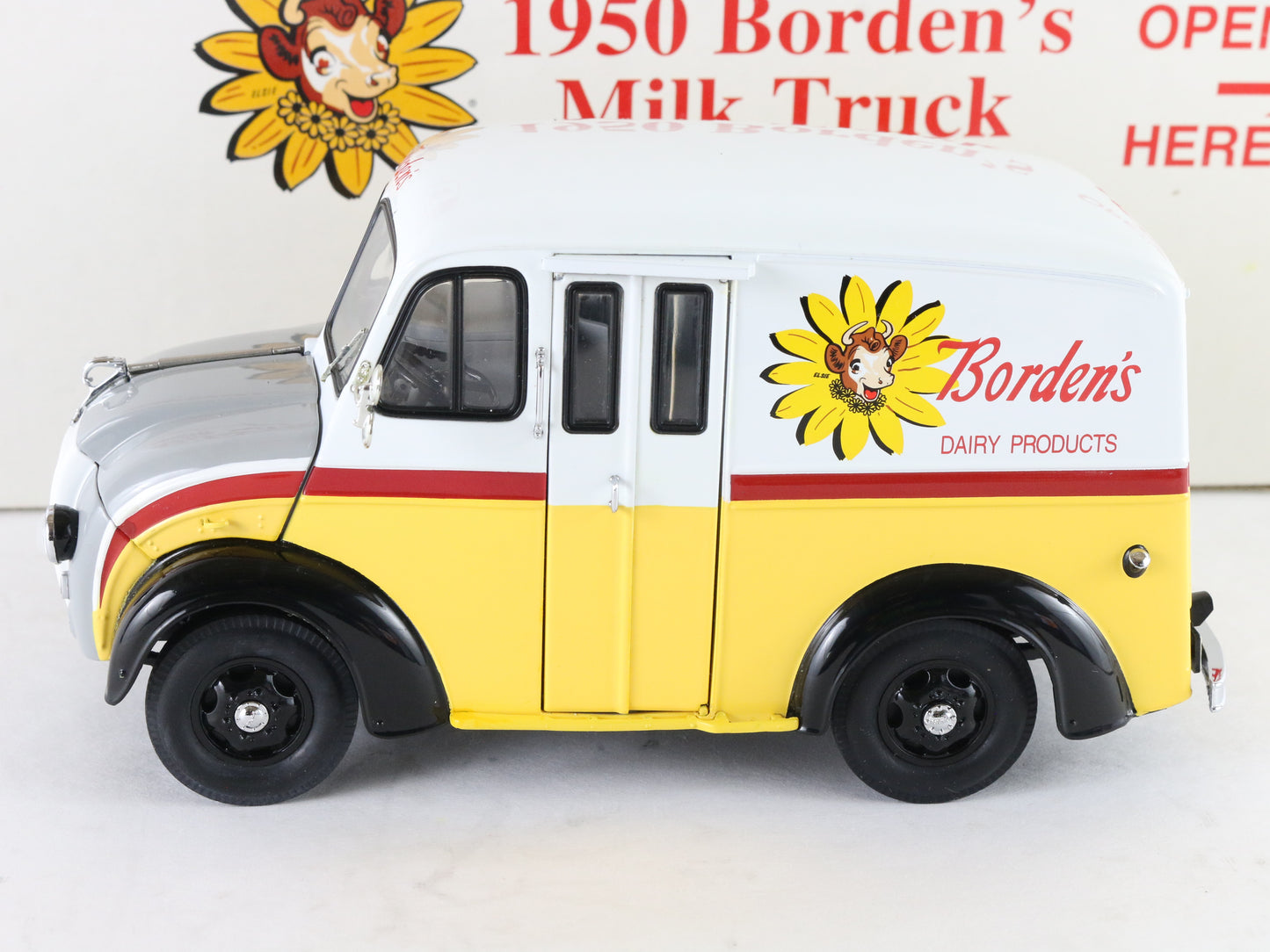 1950 Divco Model 13 Borden Milk Delivery Truck Danbury Mint 1:24 Diecast Model