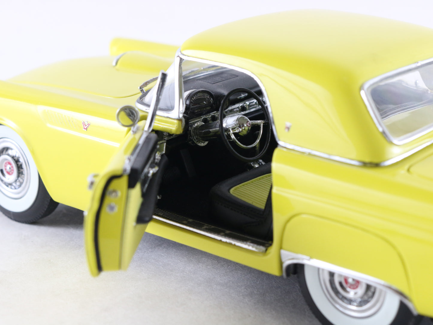 1955 Ford Thunderbird Convertible Yellow Danbury Mint 1:24 Model Car