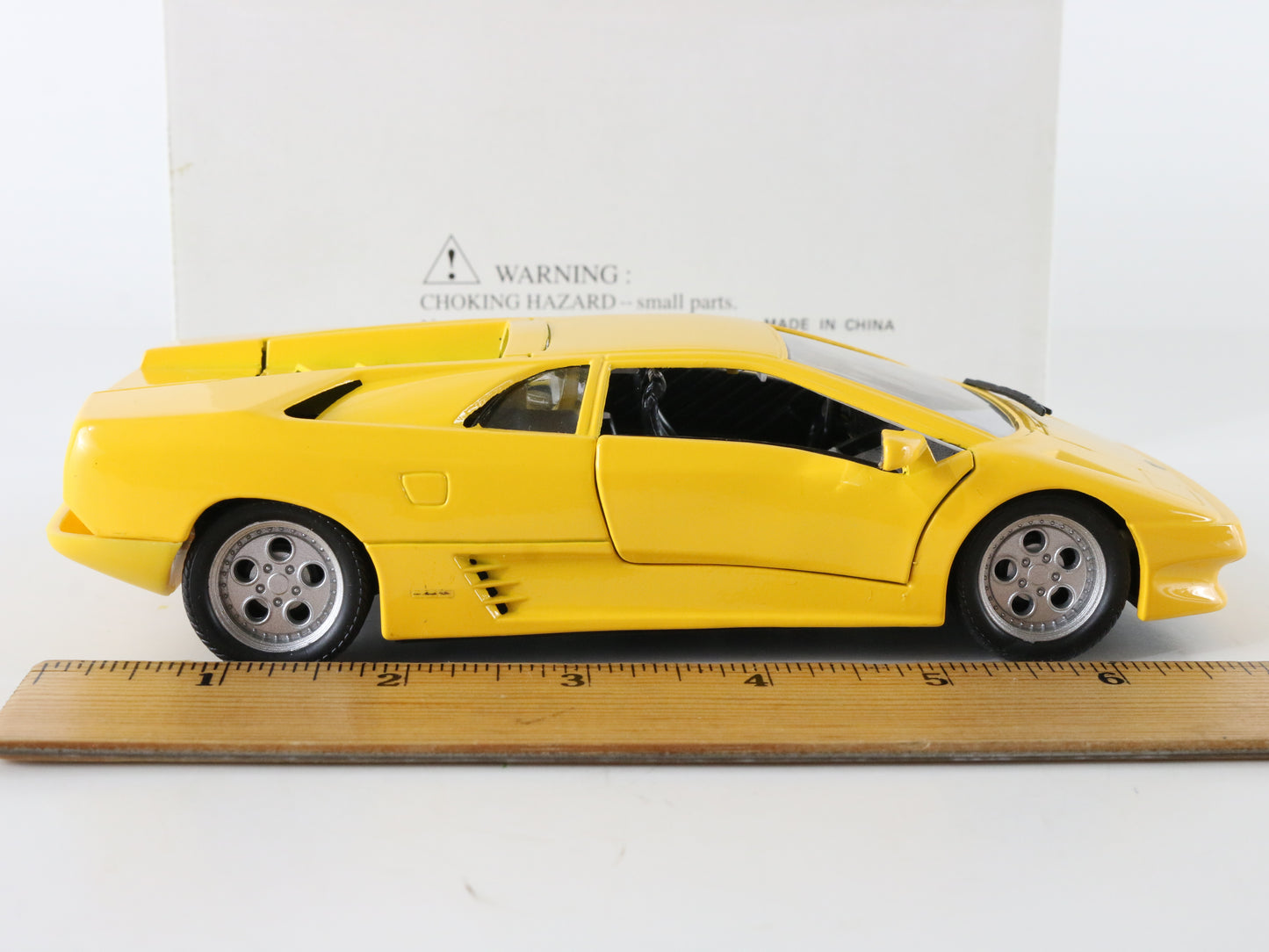 Lamborghini Diablo Yellow Metal Model Car Welly 1:24 9374