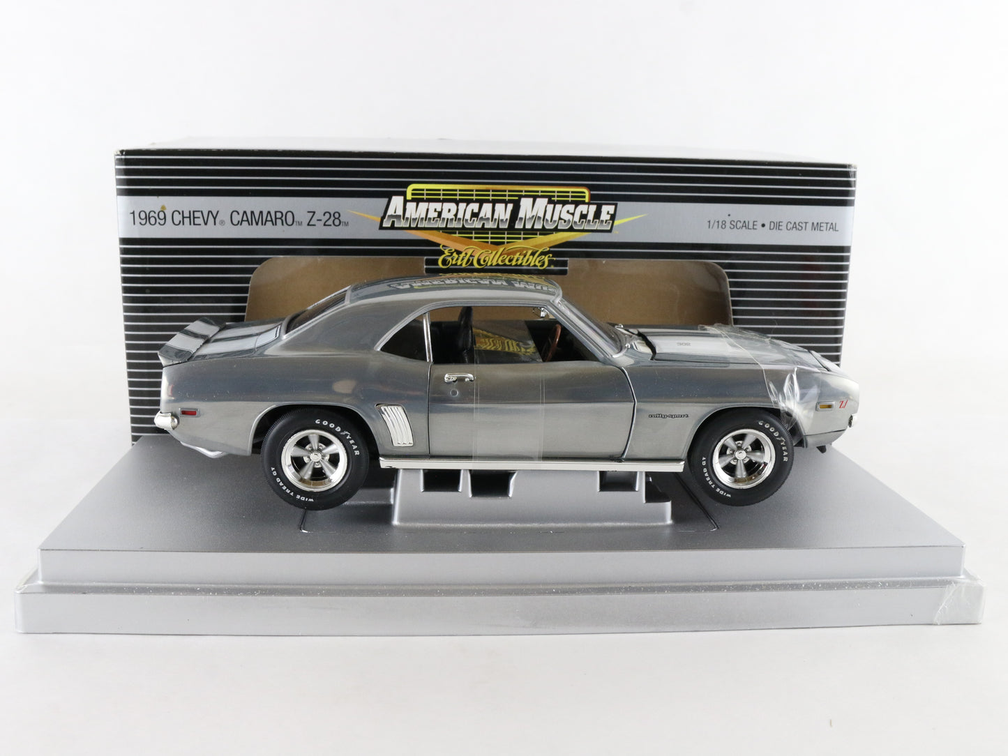 1969 Chevy Camaro Z28 Silver White American Muscle ERTL 1:18 Model Car 39251