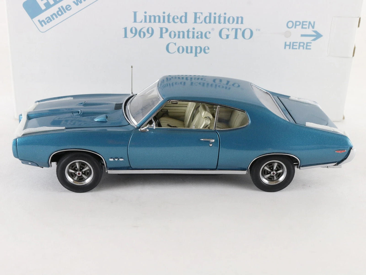 1969 Pontiac GTO Coupe Light Blue Danbury Mint 1:24 Diecast Model 680