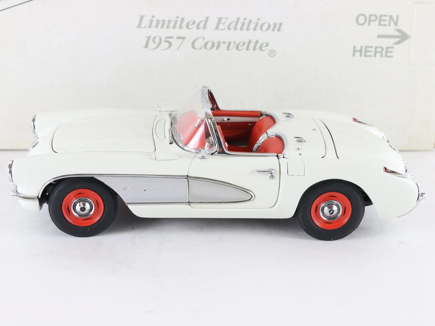 1957 Chevy Corvette Roadster White Black Limited Danbury Mint 1:24 Diecast #912