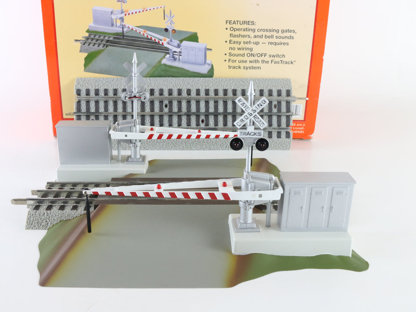 Lionel Fastrack O Grade Crossing W/ Gates & Flashers 6-12062 LN in Box