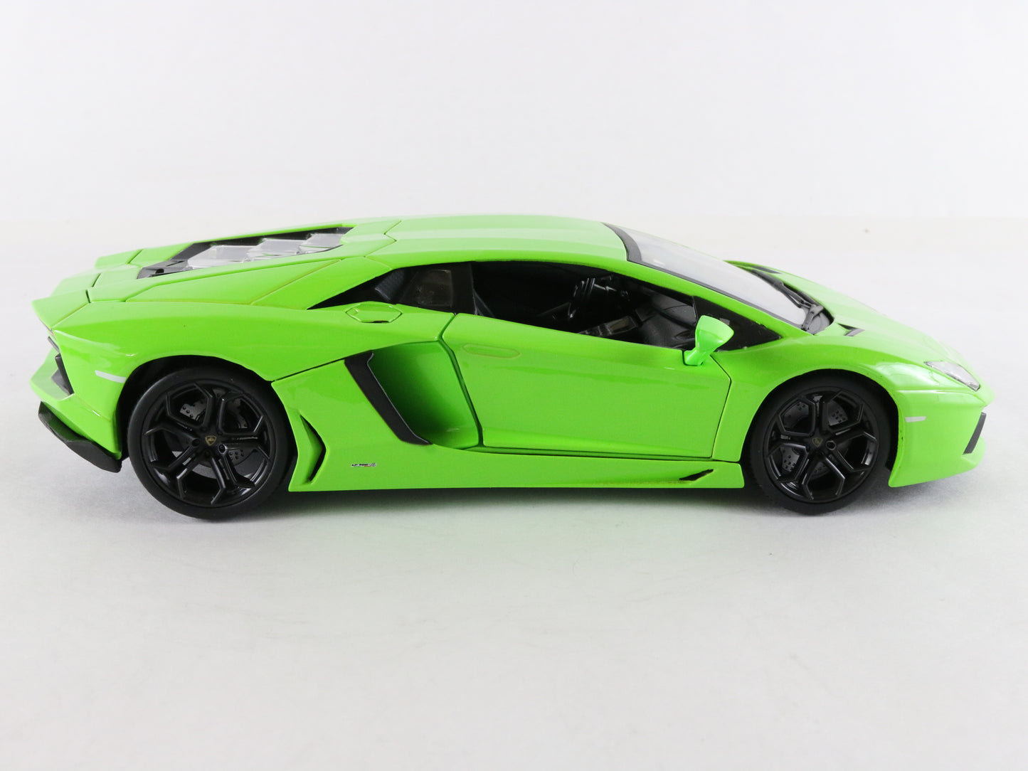 Lamborghini Aventador Lp700-4 Bburago 1:18 Green Diecast Model Car