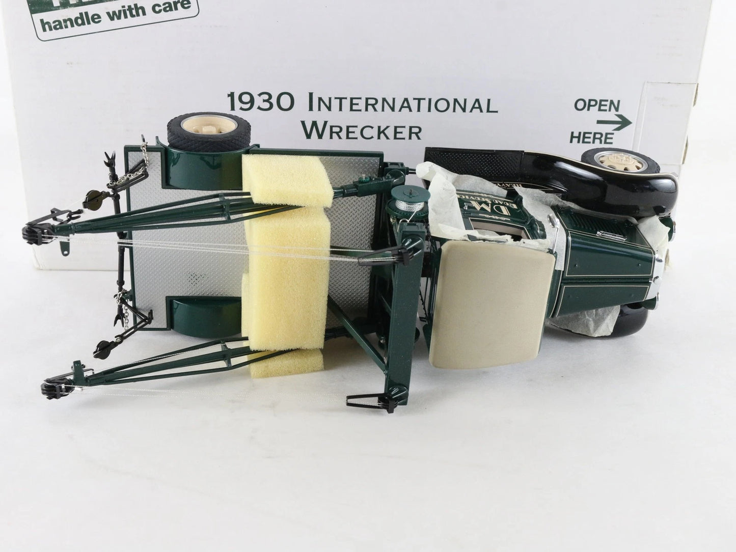 1930 International Wrecker IH A5 Tow Truck Green Danbury Mint 1:24 Scale