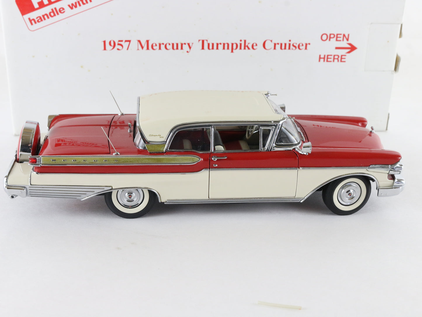 1957 Mercury Turnpike Cruiser Red White Danbury Mint 1:24 Diecast Model Car