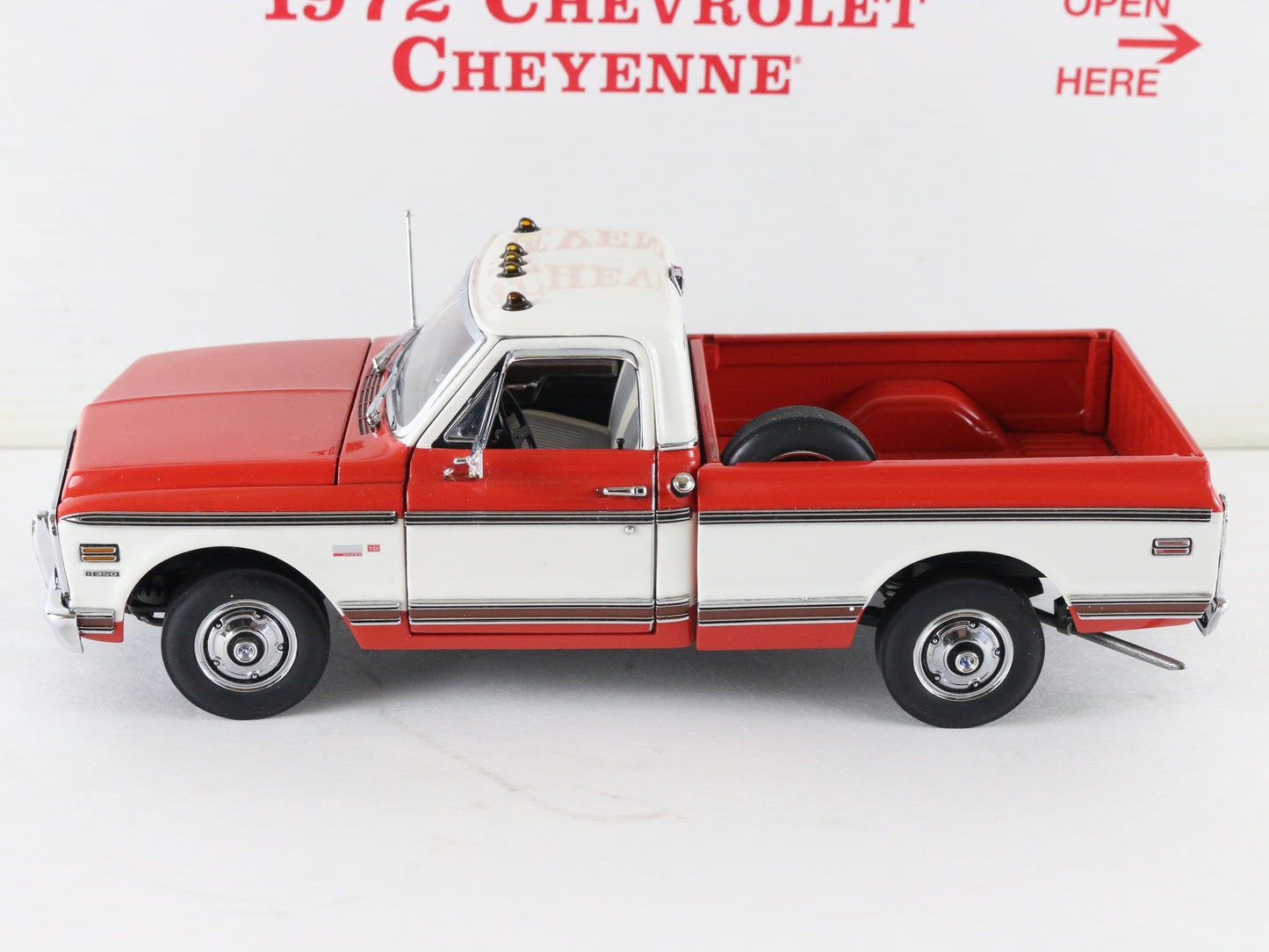 1972 Chevrolet Cheyenne Pickup Truck Red White Danbury Mint 1:24 Diecast Model