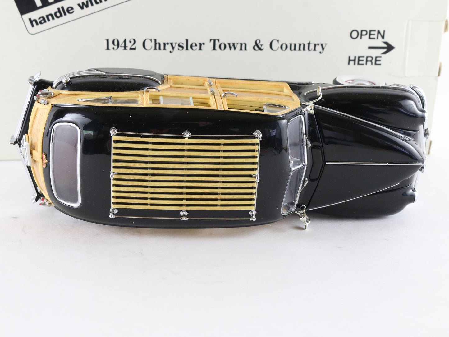 1942 Chrysler Town & Country Black Wood Panel Danbury Mint 1:24 Diecast Model