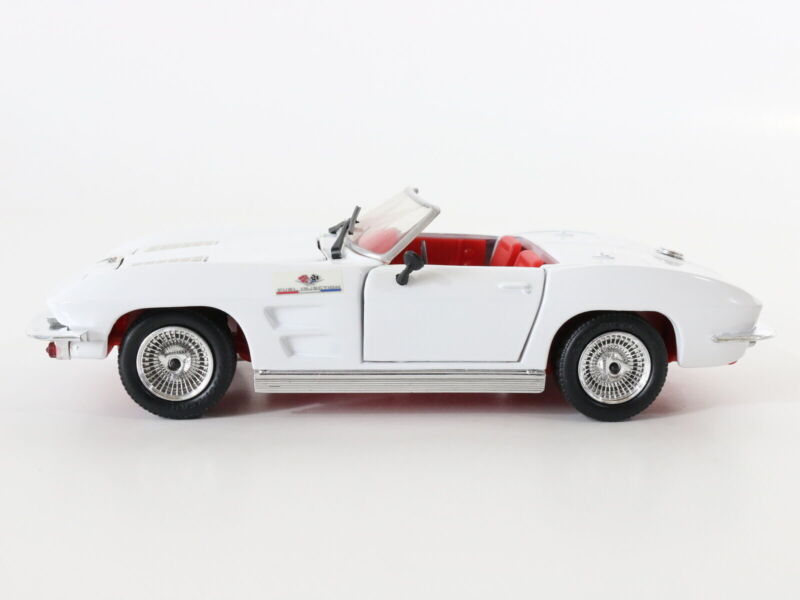 1988 Chevrolet Corvette Stingray White & Red Revell 1:24 Model Car