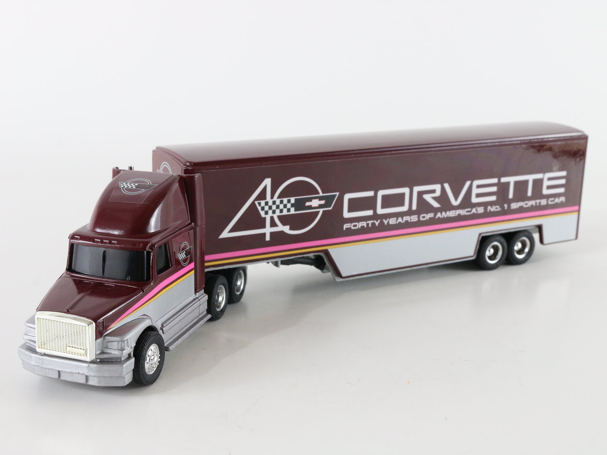 White GMC Integral Sleeper Aero E6 Semi Truck & Corvette Trailer 1:64