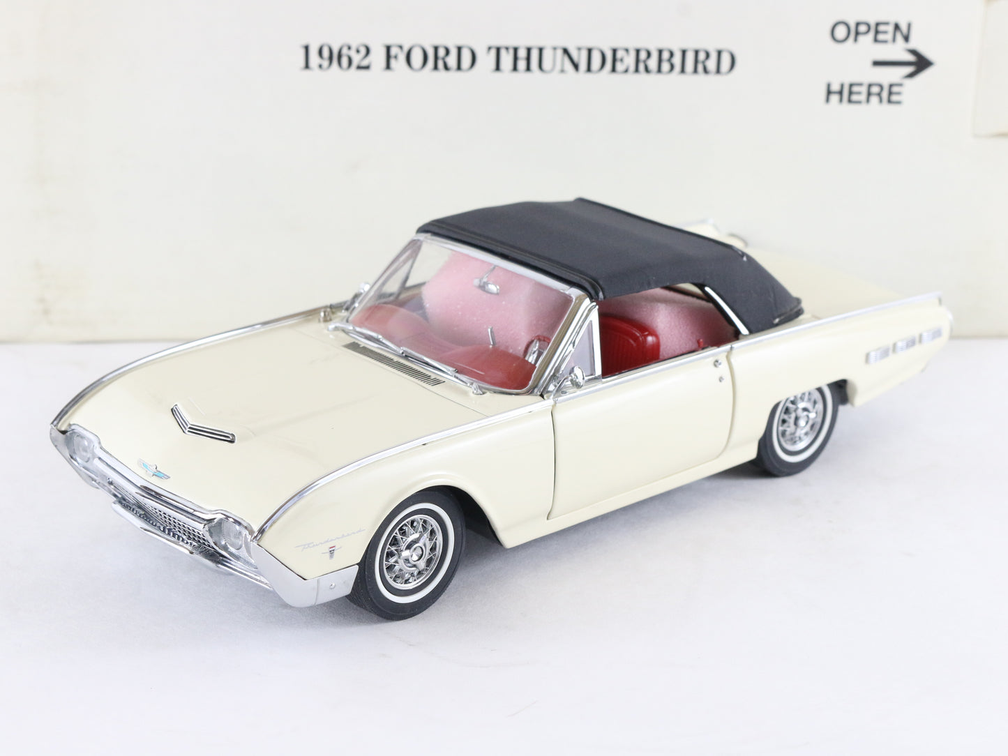 1962 Ford Thunderbird White Black Danbury Mint 1:24 Diecast Car