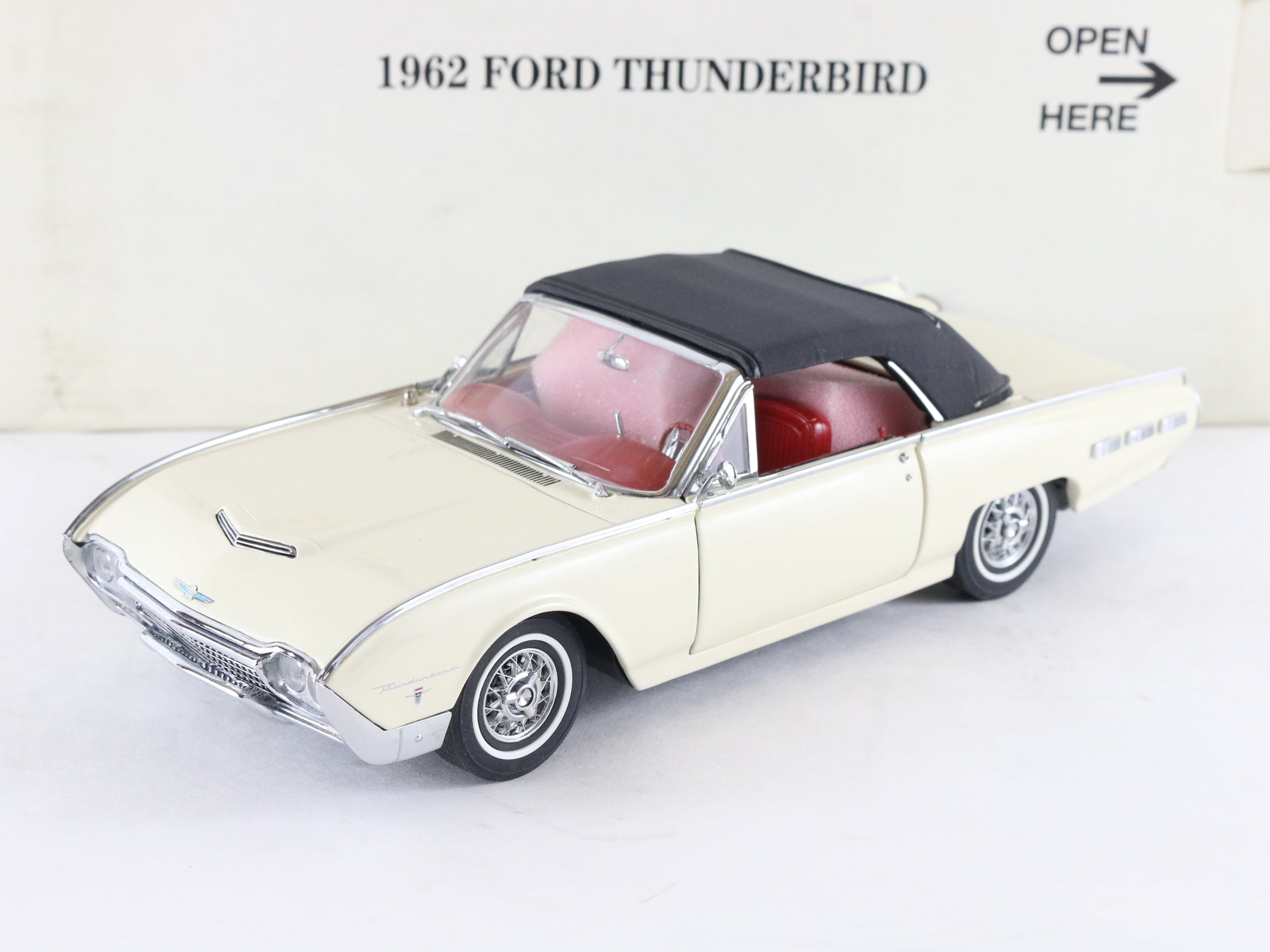 1962 Ford Thunderbird White Black Danbury Mint 1:24 Diecast Car