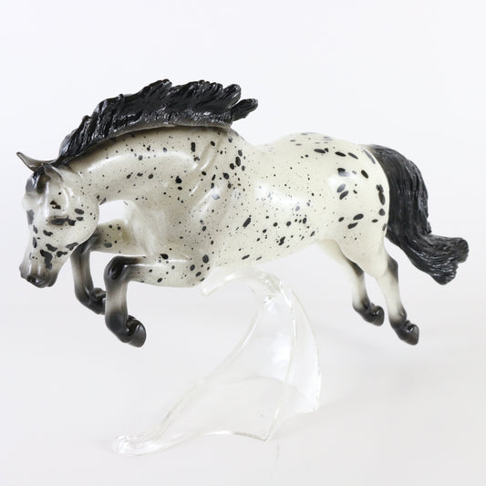 Breyer Glossy EZ To Spot Newsworthy CCA Event 250 Made Horse with Stand